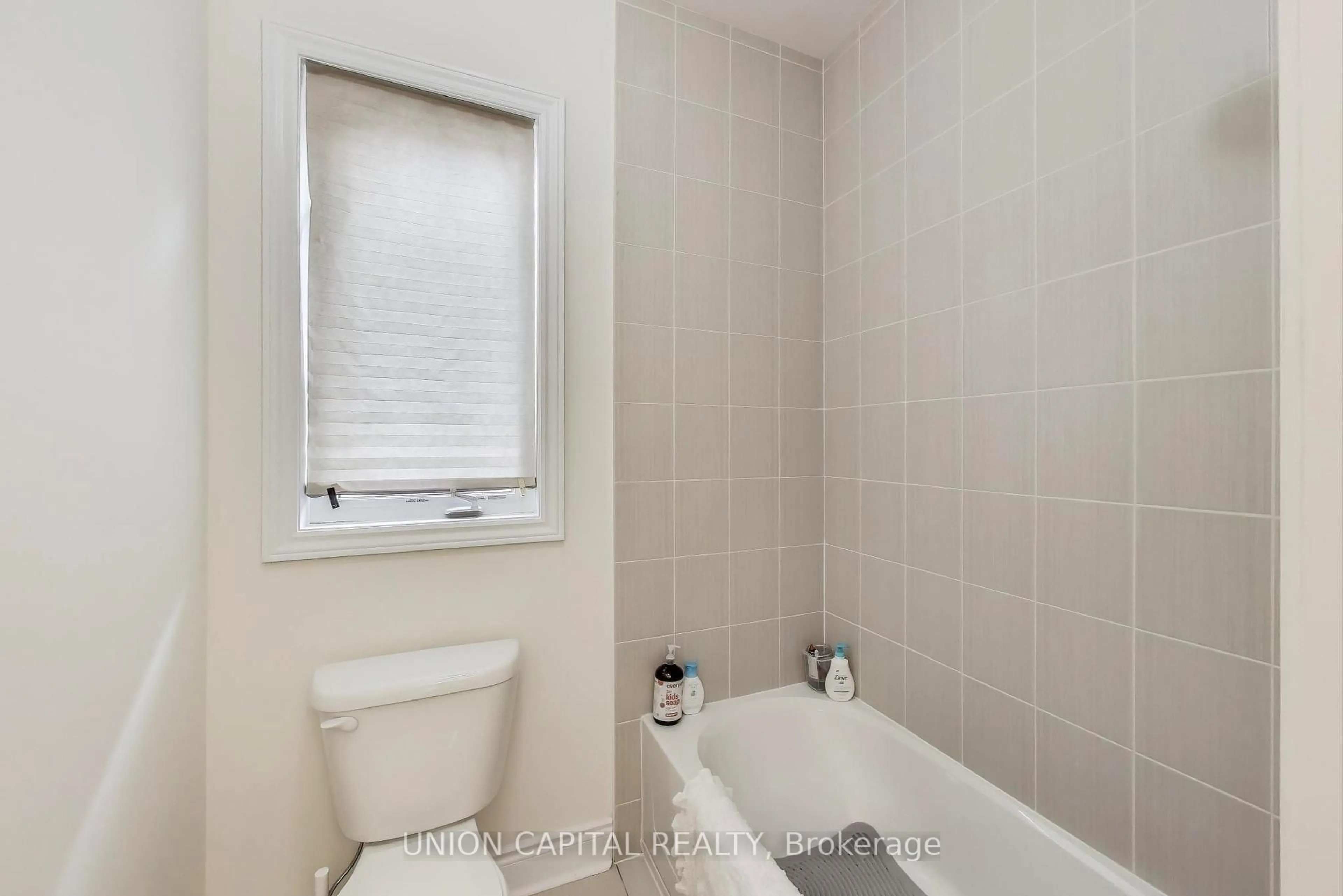 Standard bathroom, ceramic/tile floor for 918 Ernest Cousins Circ, Newmarket Ontario L3X 0B7
