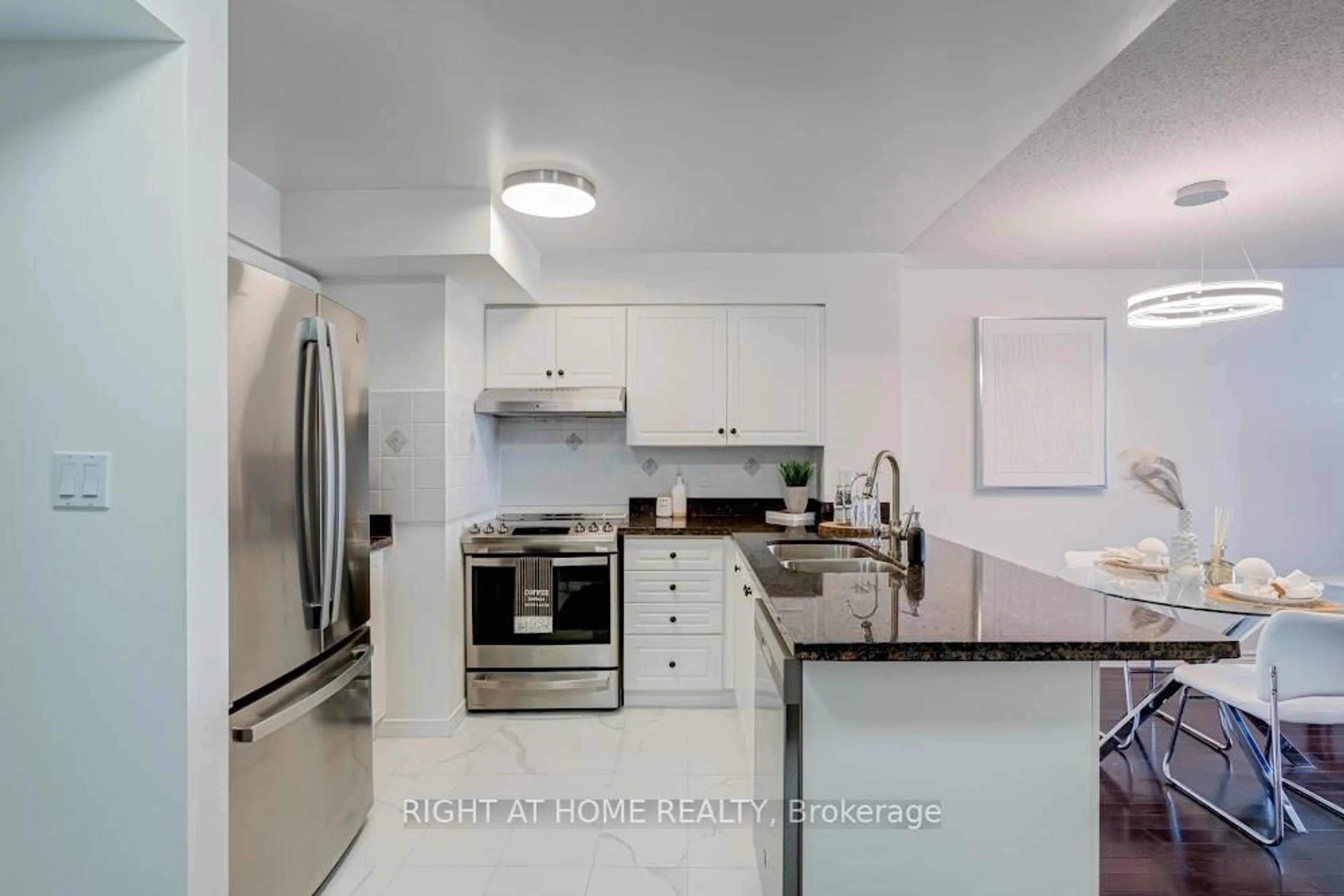 Standard kitchen, ceramic/tile floor for 19 Northern Heights Dr #304, Richmond Hill Ontario L4B 4M4