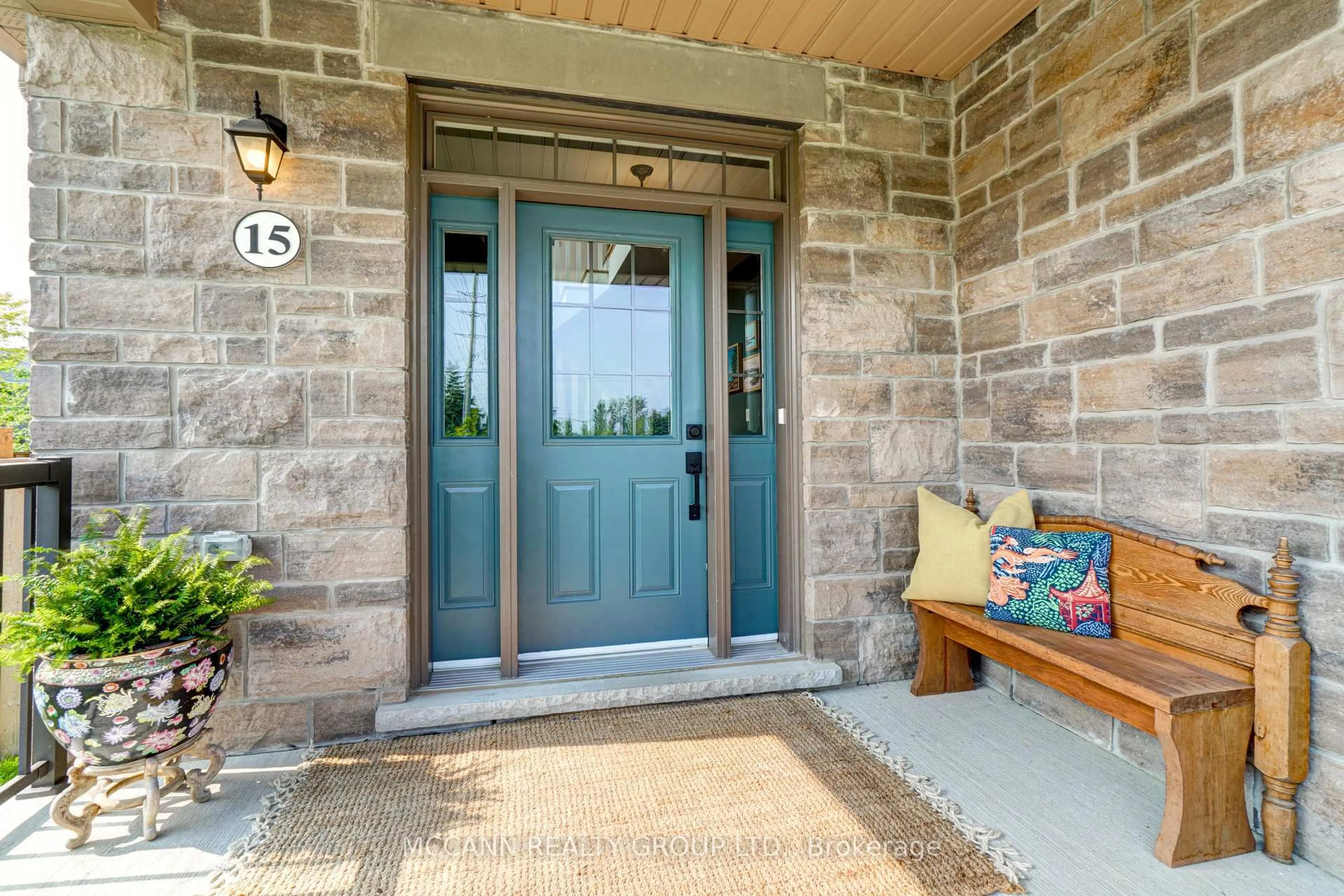 Indoor entryway for 15 Low Blvd, Uxbridge Ontario L9P 1W7