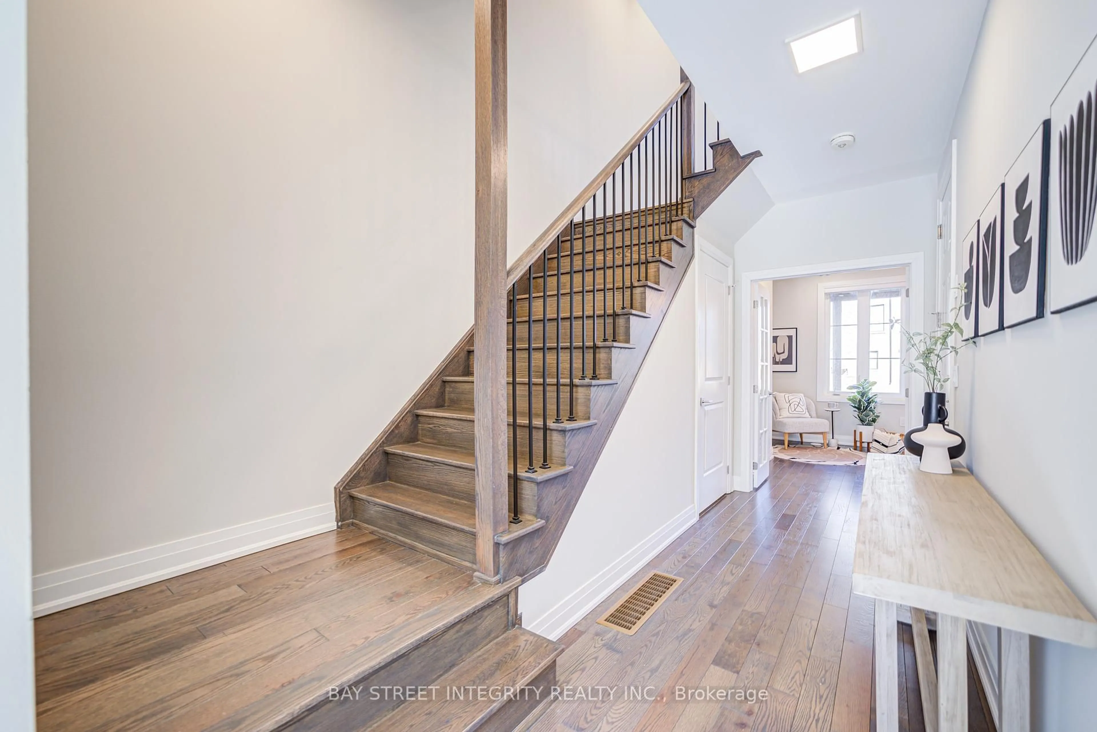 Unknown for 511 New England Crt, Newmarket Ontario L3X 0M6