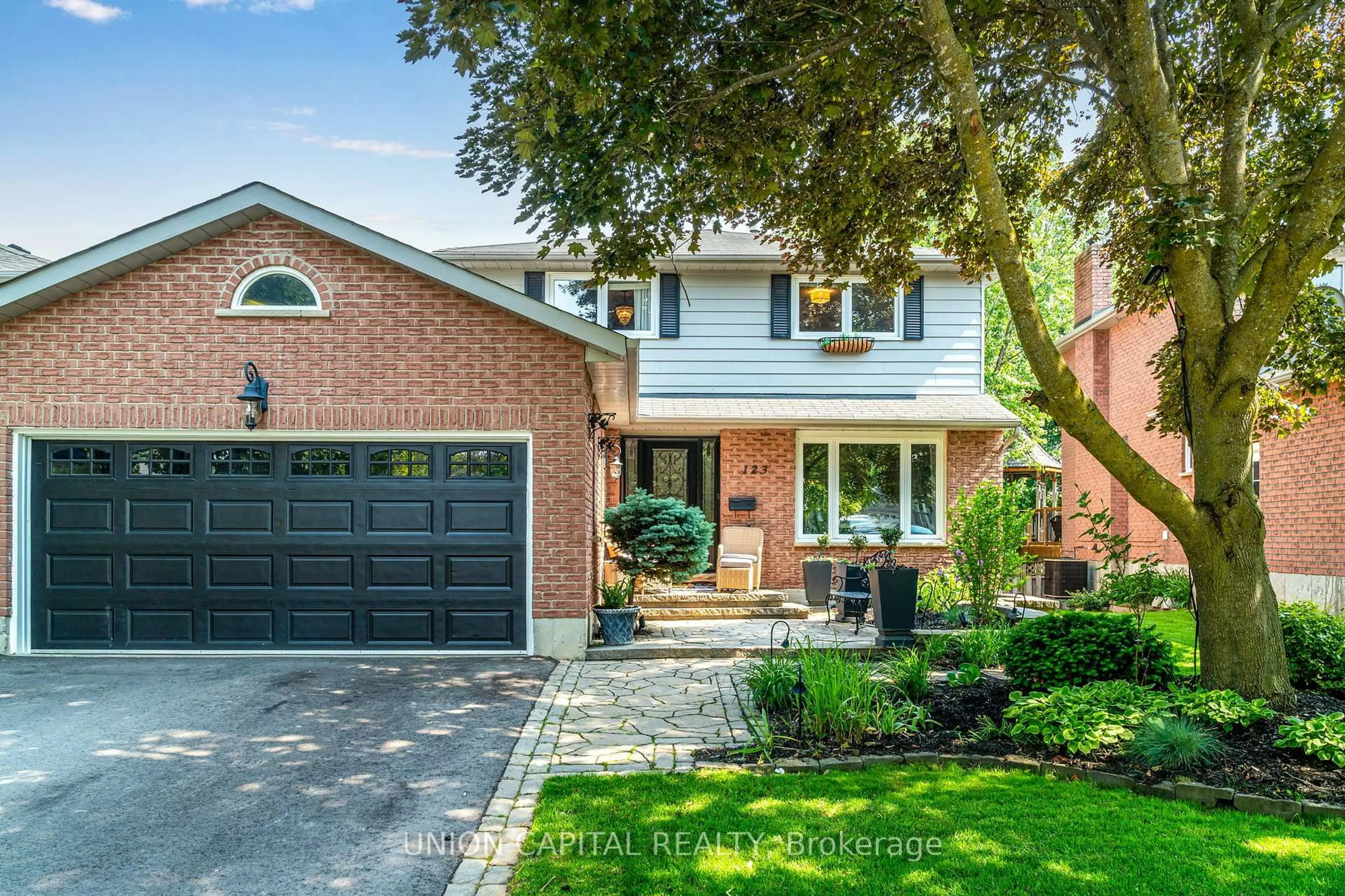 Home with brick exterior material, street for 123 Imperial Cres, Bradford West Gwillimbury Ontario L3Z 2N3