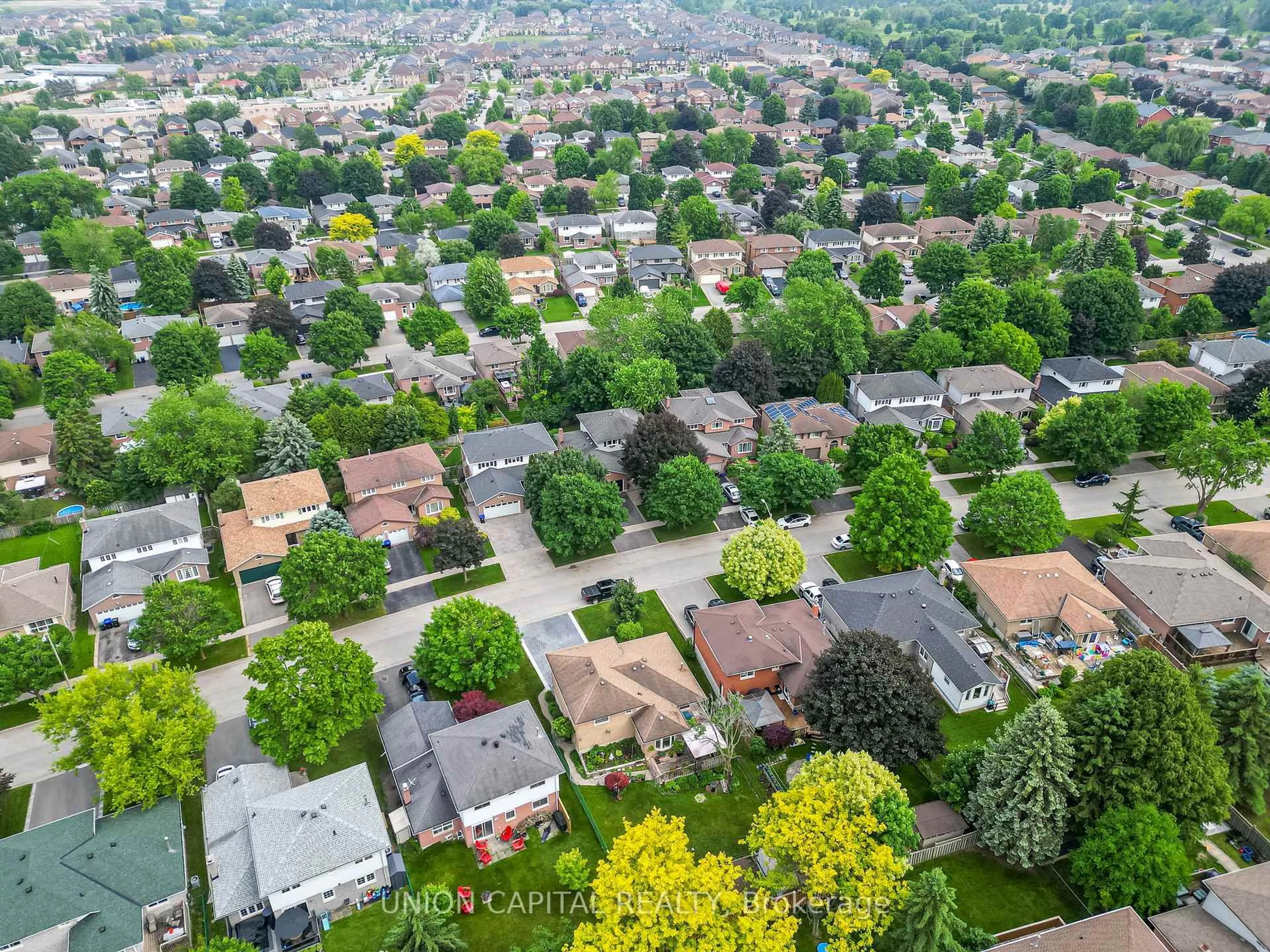 A pic from outside/outdoor area/front of a property/back of a property/a pic from drone, street for 123 Imperial Cres, Bradford West Gwillimbury Ontario L3Z 2N3