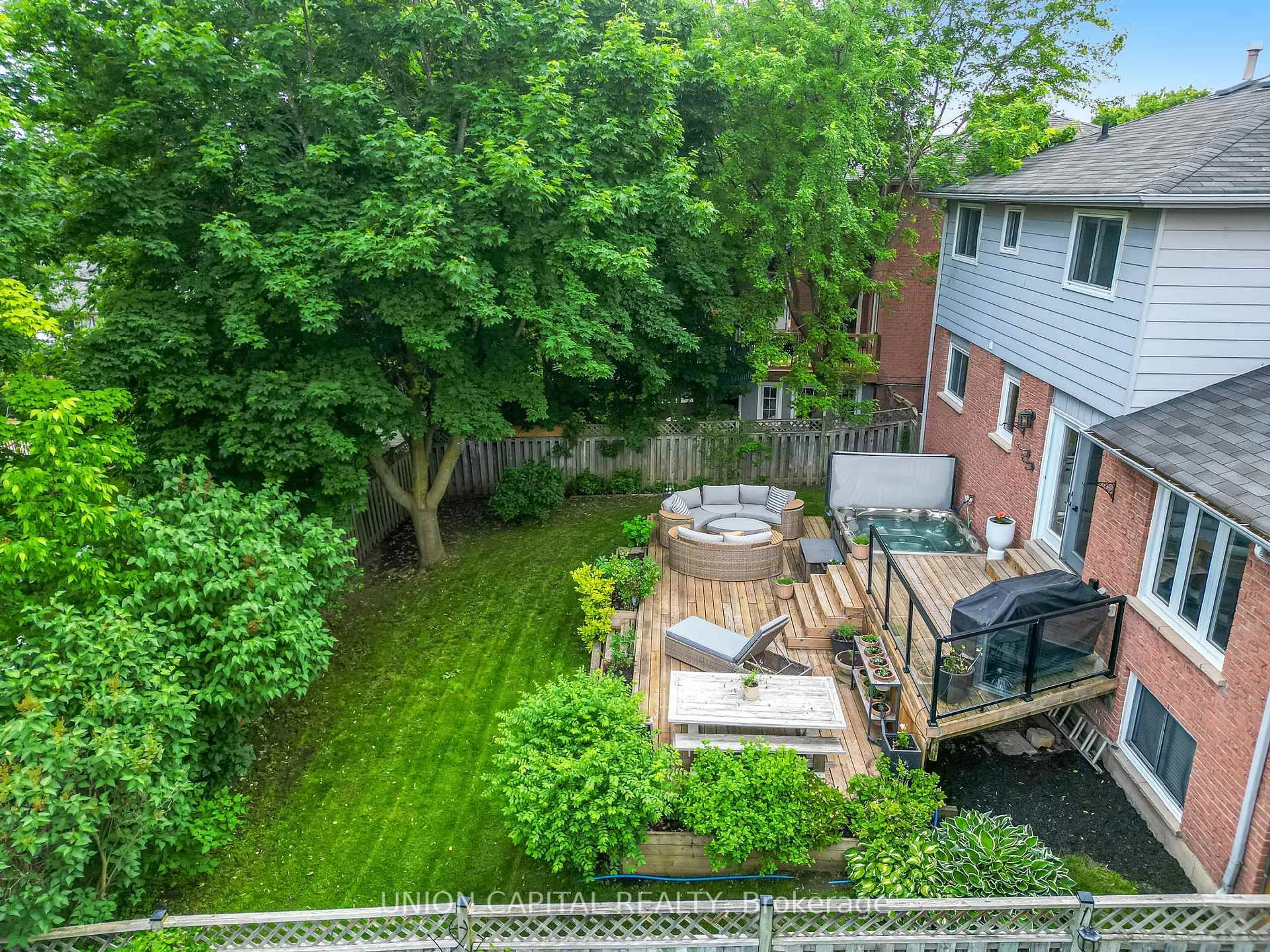A pic from outside/outdoor area/front of a property/back of a property/a pic from drone, unknown for 123 Imperial Cres, Bradford West Gwillimbury Ontario L3Z 2N3