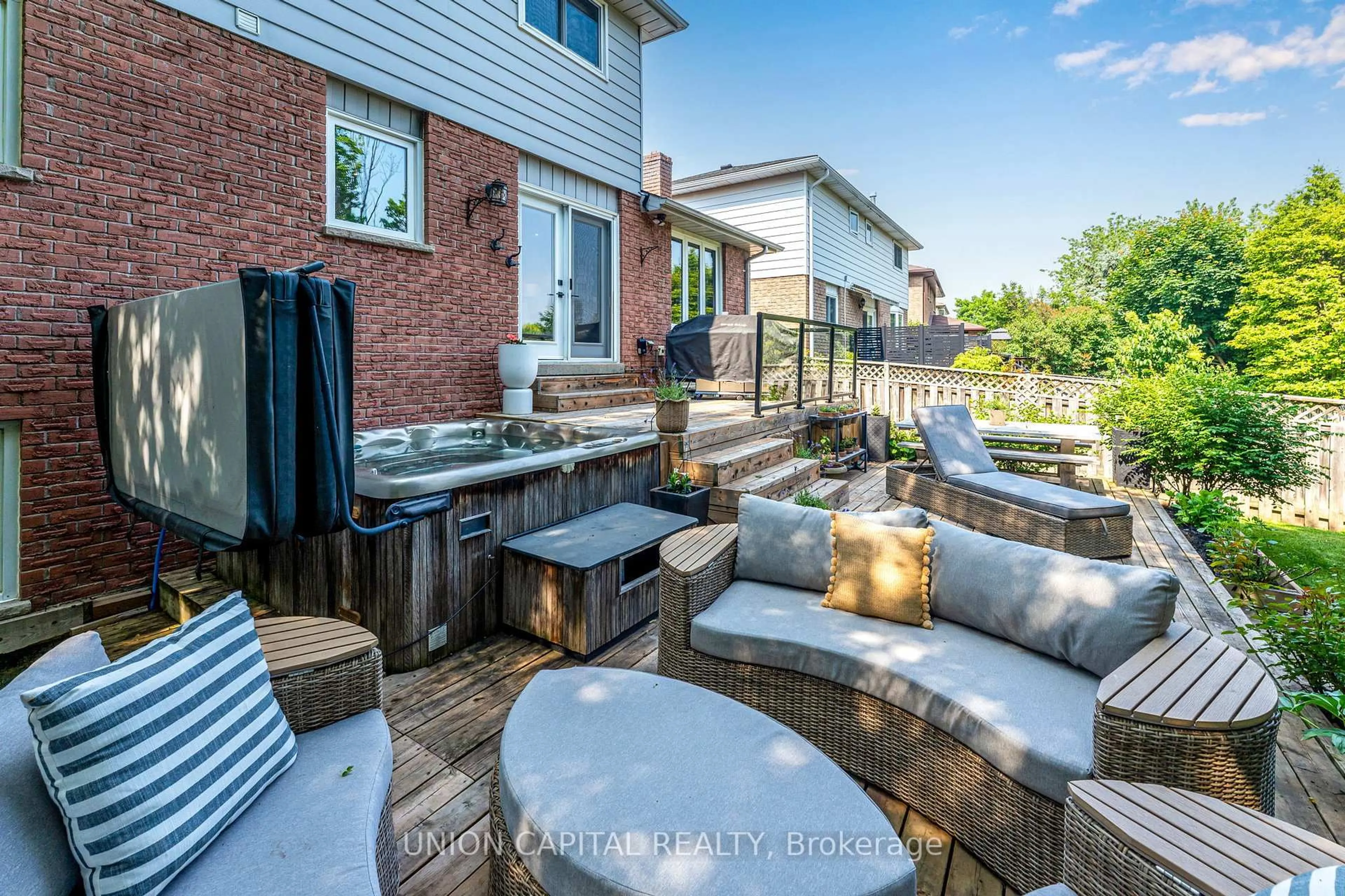 Patio, street for 123 Imperial Cres, Bradford West Gwillimbury Ontario L3Z 2N3