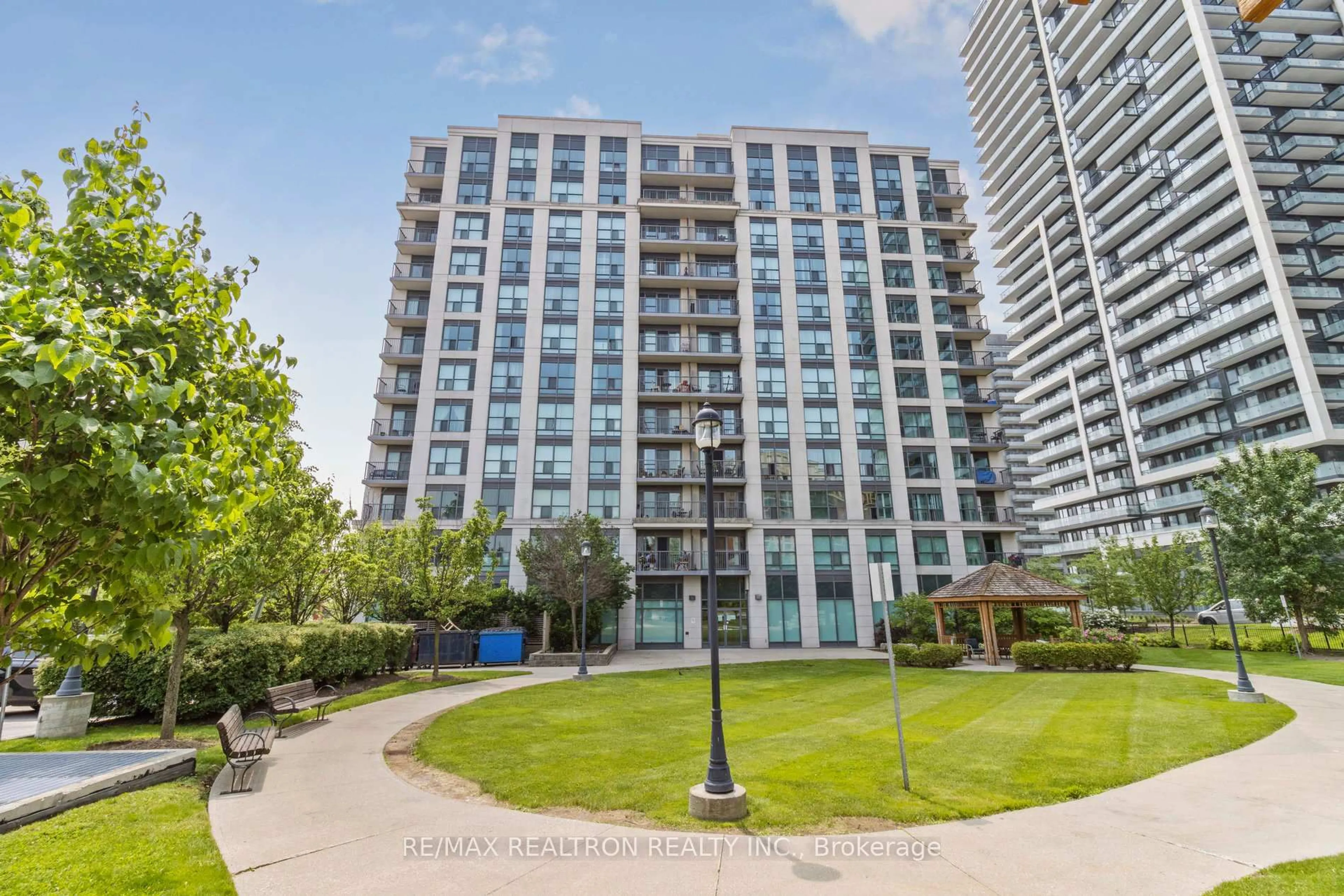 A pic from outside/outdoor area/front of a property/back of a property/a pic from drone, city buildings view from balcony for 185 Oneida Cres #Ph12, Richmond Hill Ontario L4B 0B1