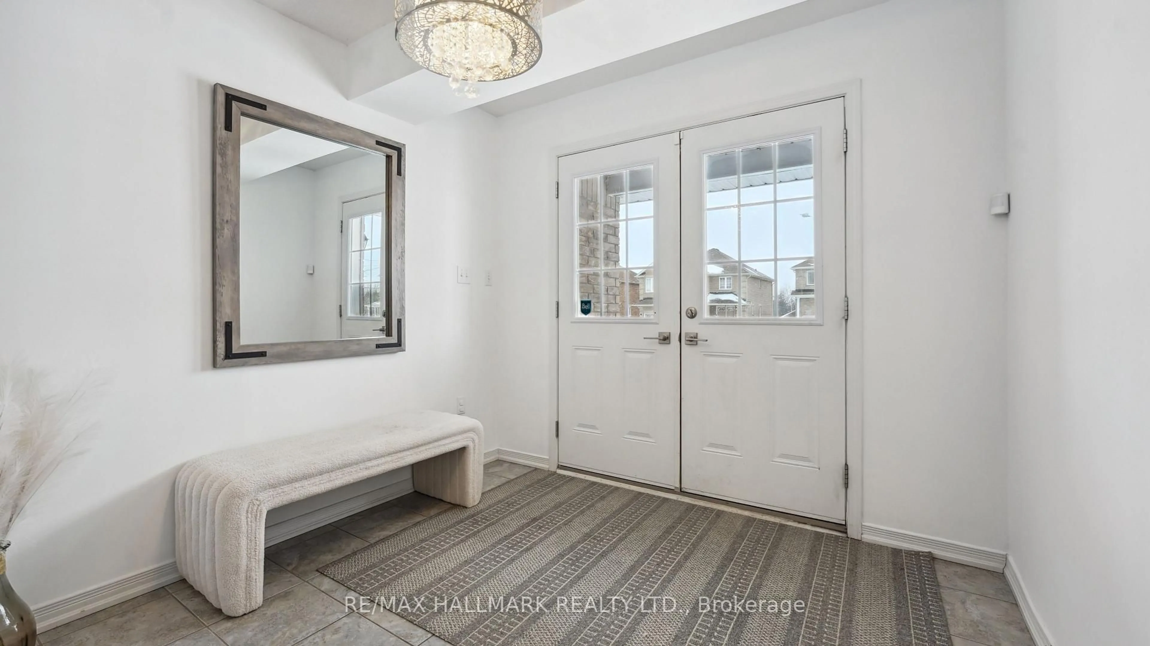 Indoor entryway for 1258 Leslie Dr, Innisfil Ontario L9S 0G3