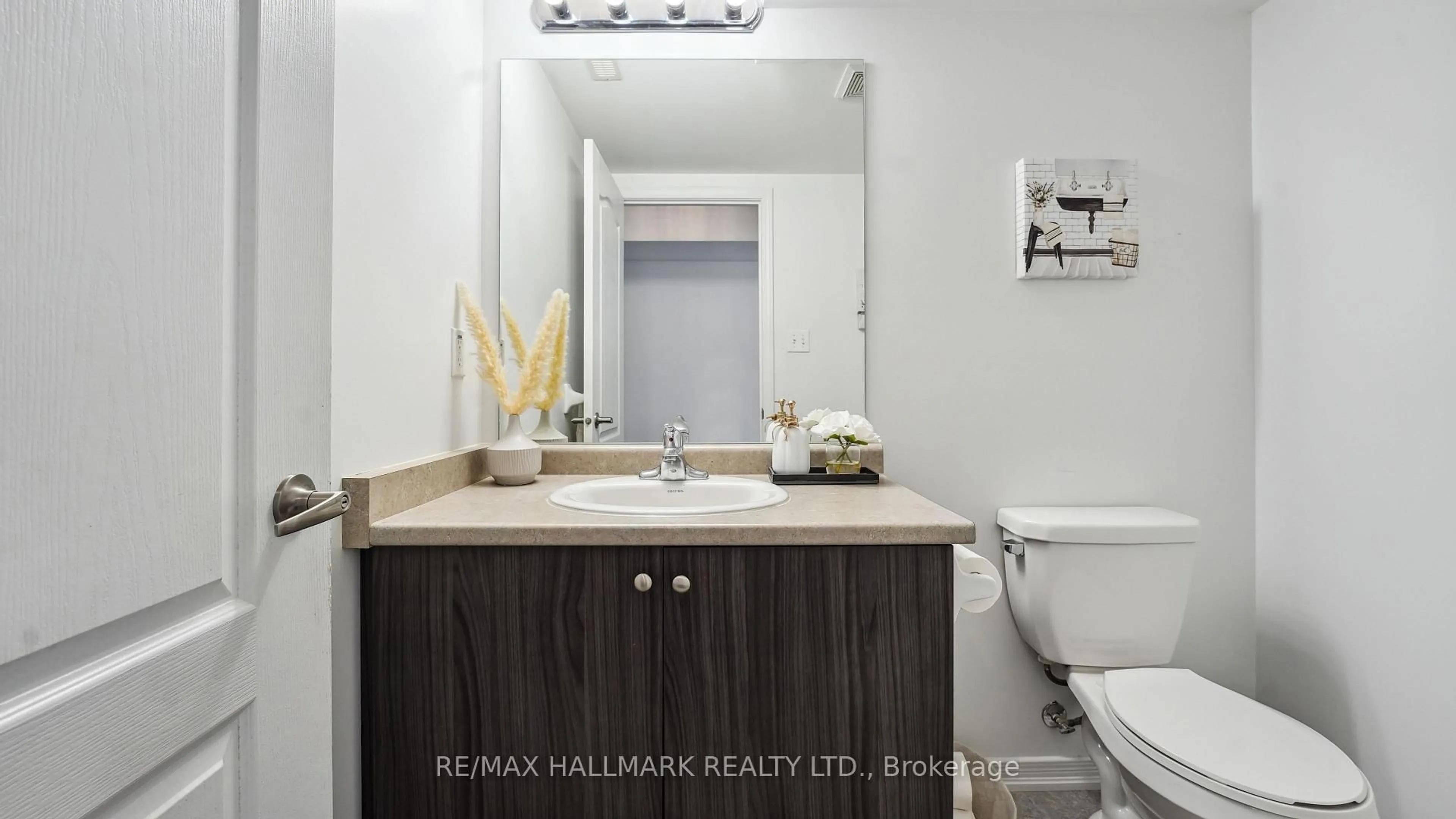 Standard bathroom, ceramic/tile floor for 1258 Leslie Dr, Innisfil Ontario L9S 0G3