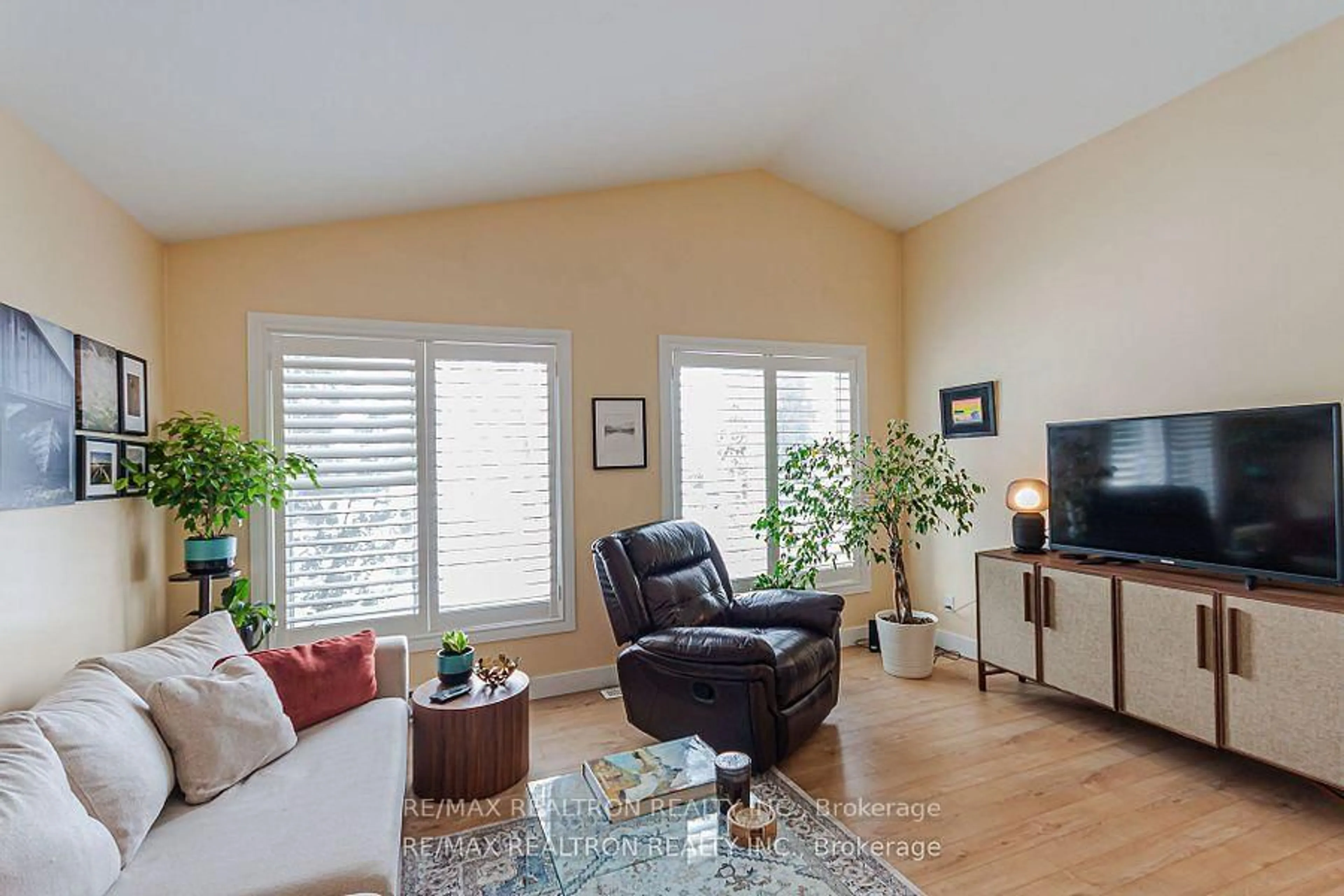 Living room with furniture, wood/laminate floor for 12 Lynn Cres, Brock Ontario L0E 1E0