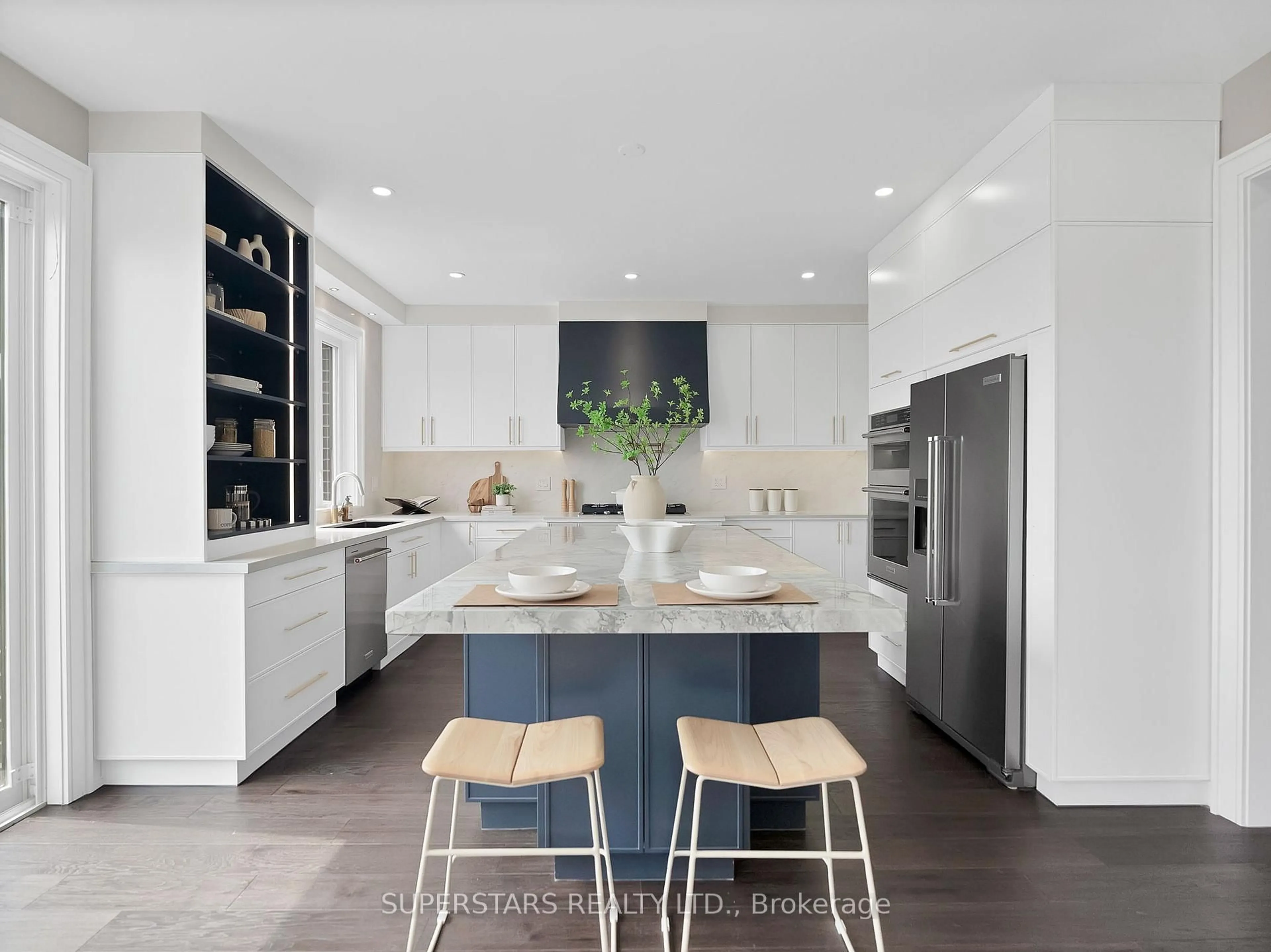 Contemporary kitchen, unknown for 6 Conklin Cres, Aurora Ontario L4G 0Z3