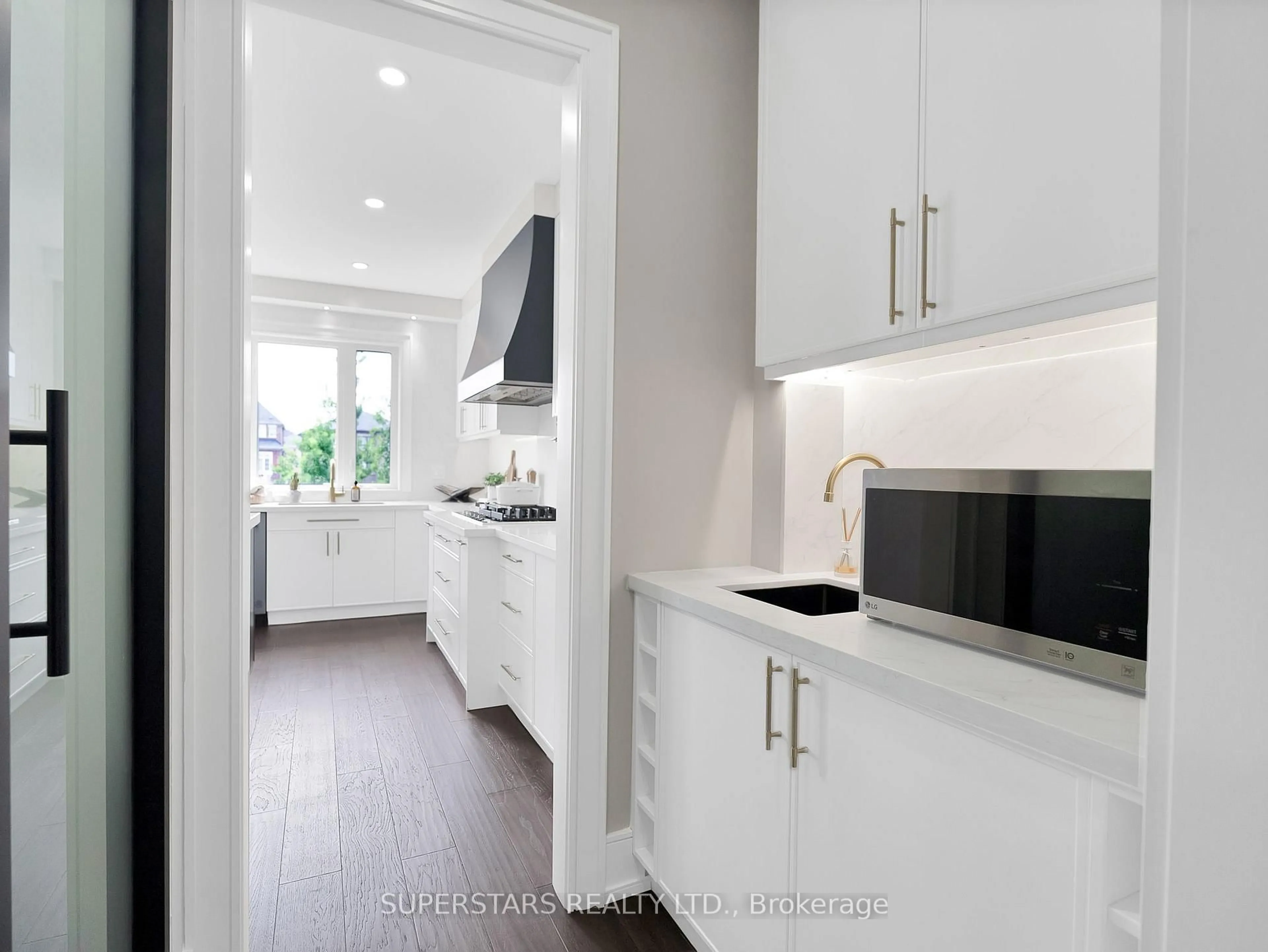 Contemporary kitchen, unknown for 6 Conklin Cres, Aurora Ontario L4G 0Z3
