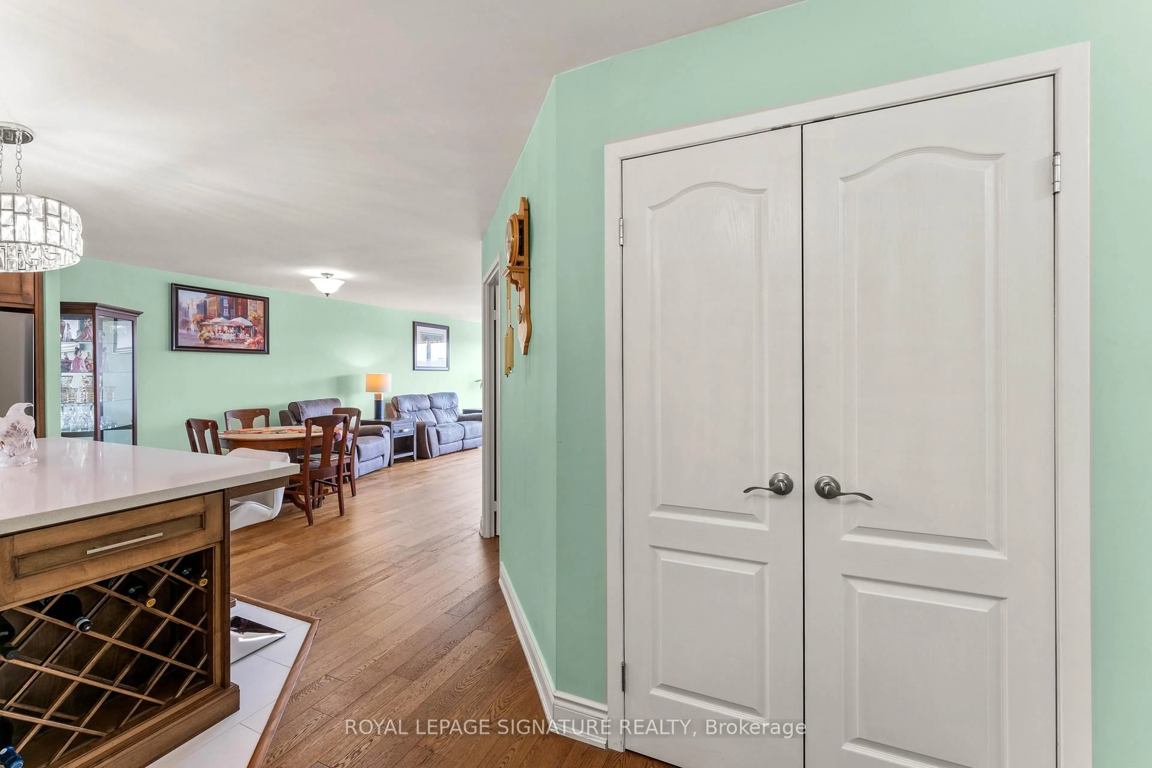 Indoor entryway for 250 Davis Dr #1007, Newmarket Ontario L3Y 7T7