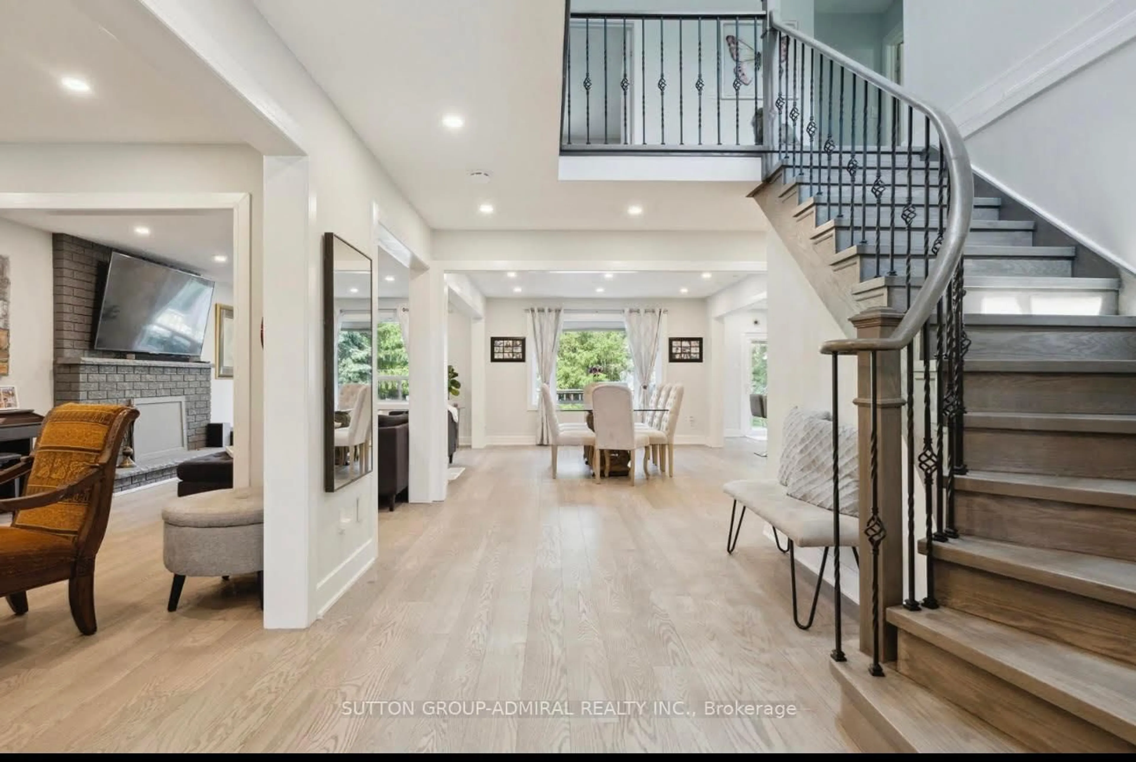 Indoor entryway for 47 Doris Cres, Newmarket Ontario L3Y 7V3
