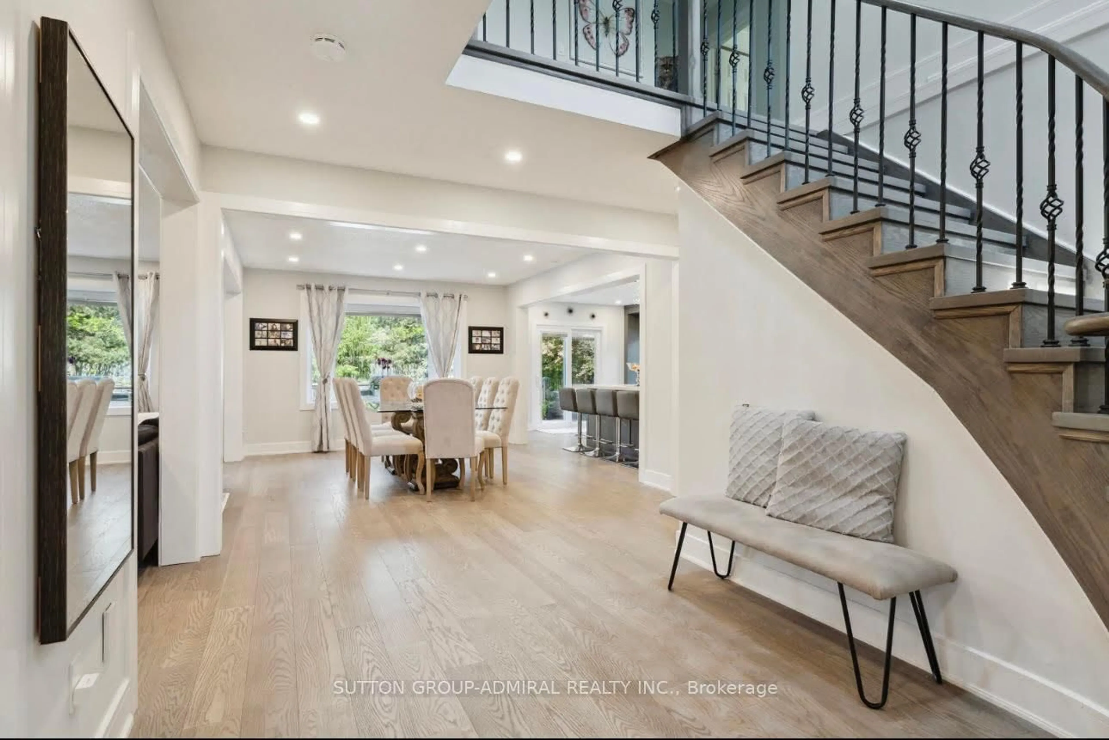Indoor entryway for 47 Doris Cres, Newmarket Ontario L3Y 7V3
