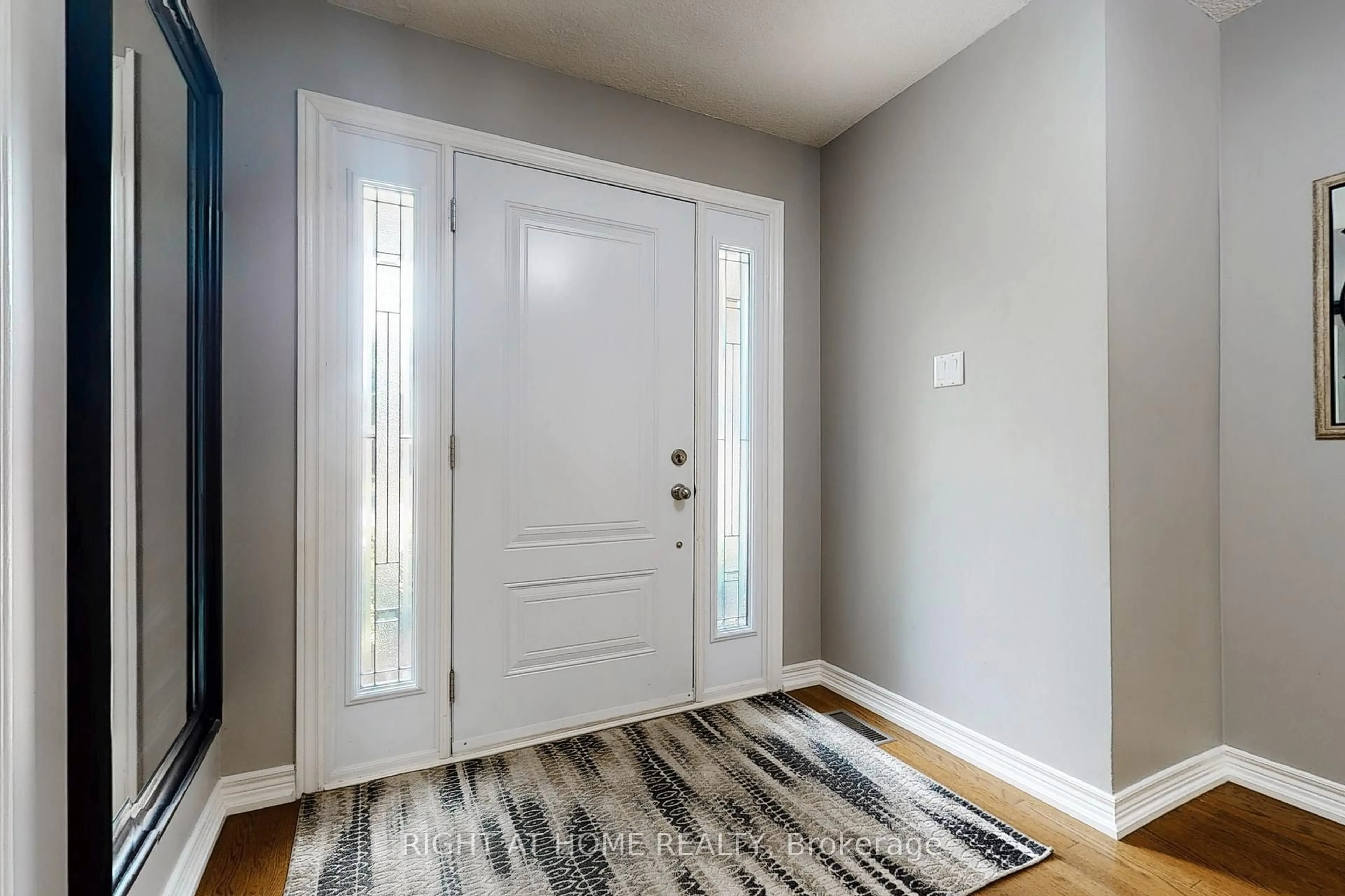 Indoor entryway for 363 CROSSLAND Gate, Newmarket Ontario L3X 1B5