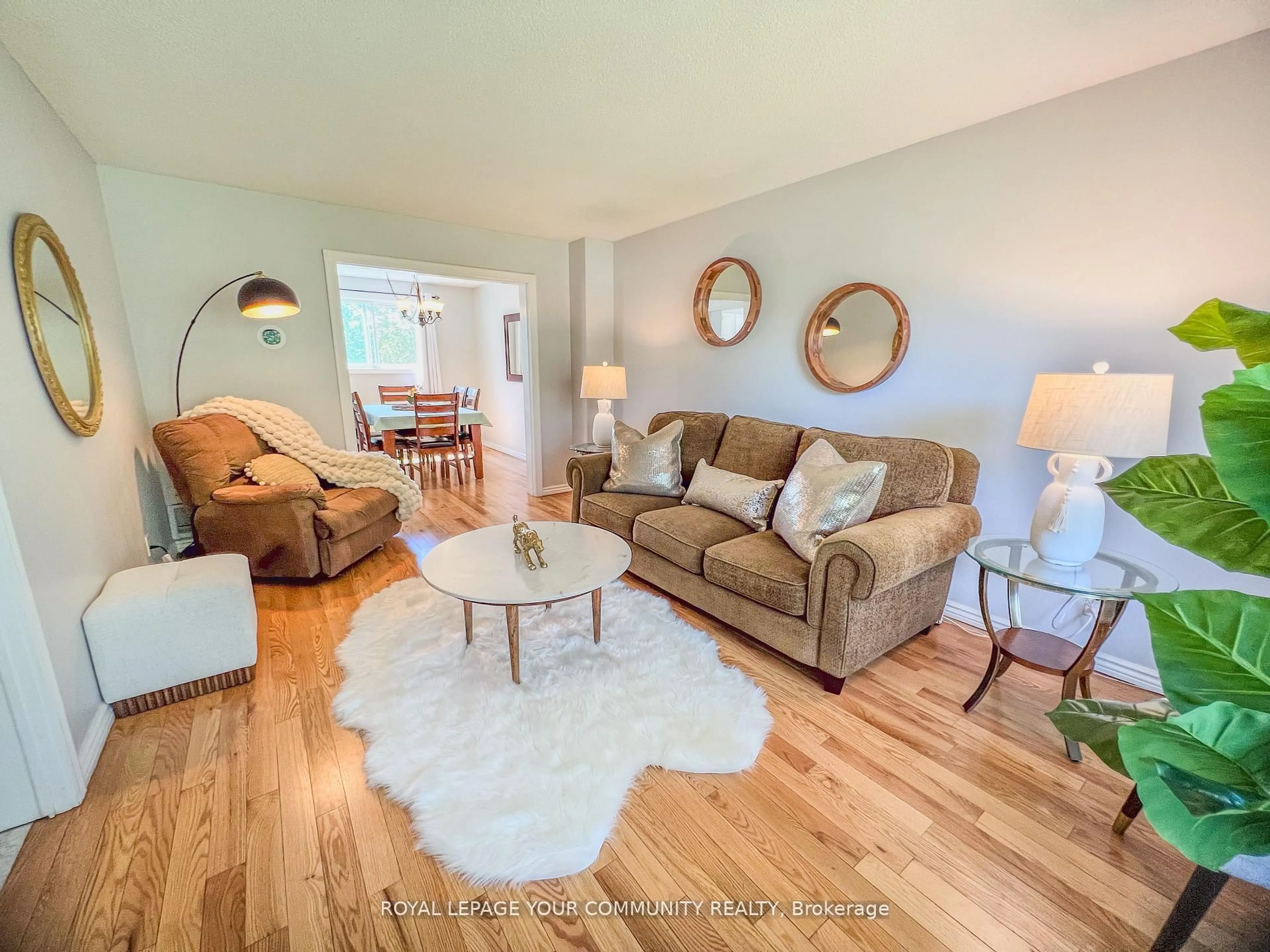 Living room with furniture, unknown for 6 Oakmeadow Blvd, Georgina Ontario L4P 3L1