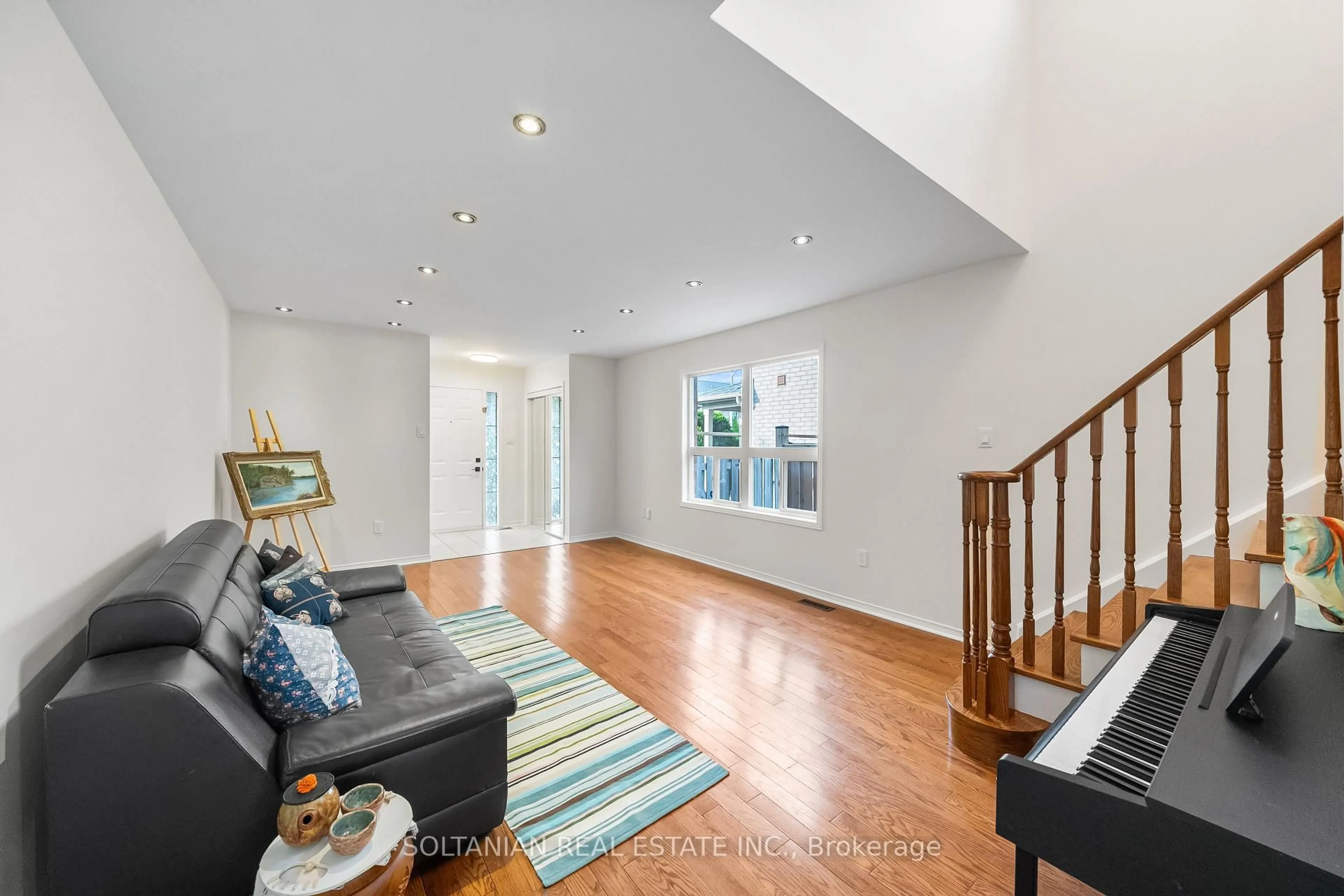 Living room with furniture, unknown for 25 Bassett Ave, Richmond Hill Ontario L4B 4J9