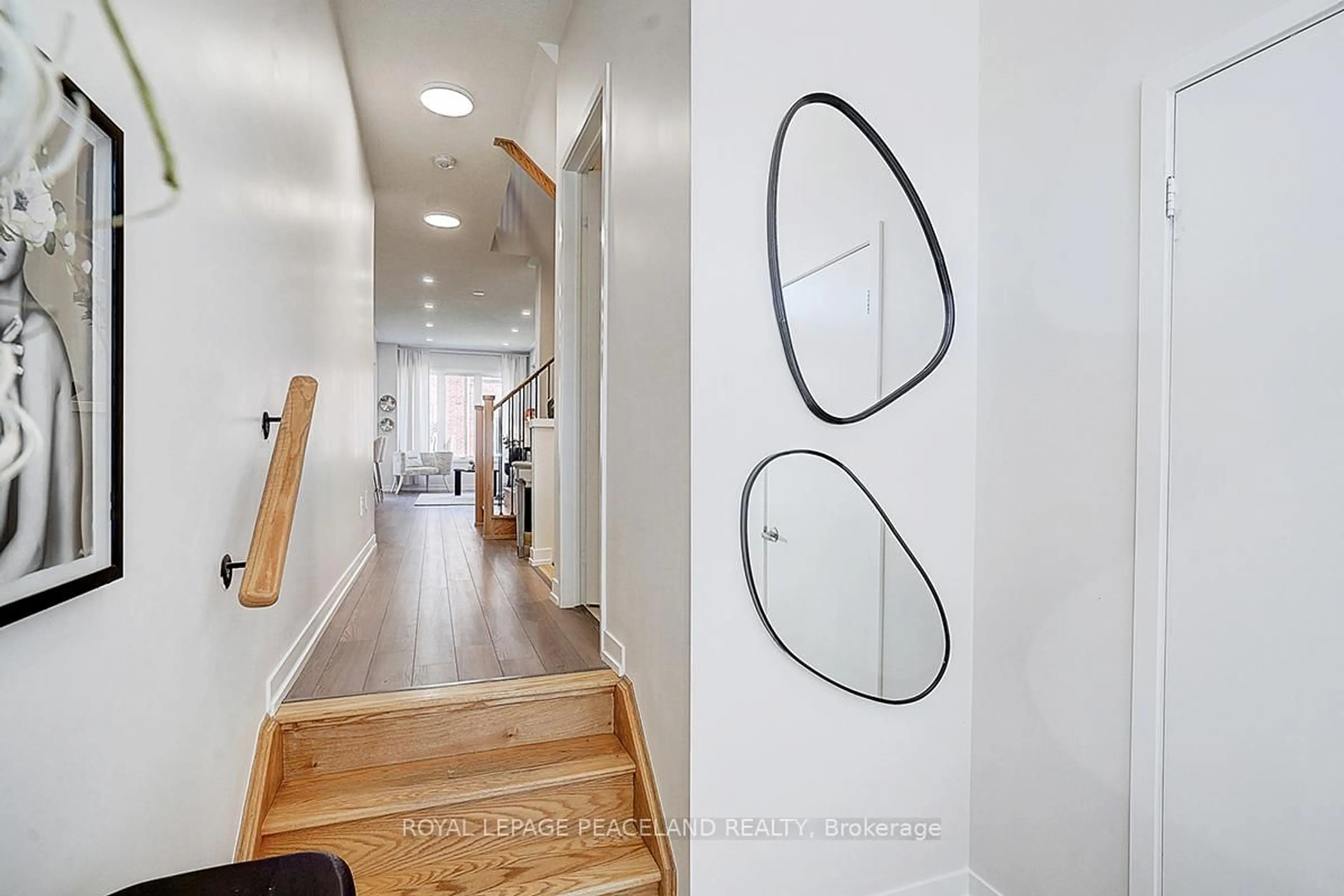 Indoor entryway for 103 Knott End Cres, Newmarket Ontario L3X 3A8
