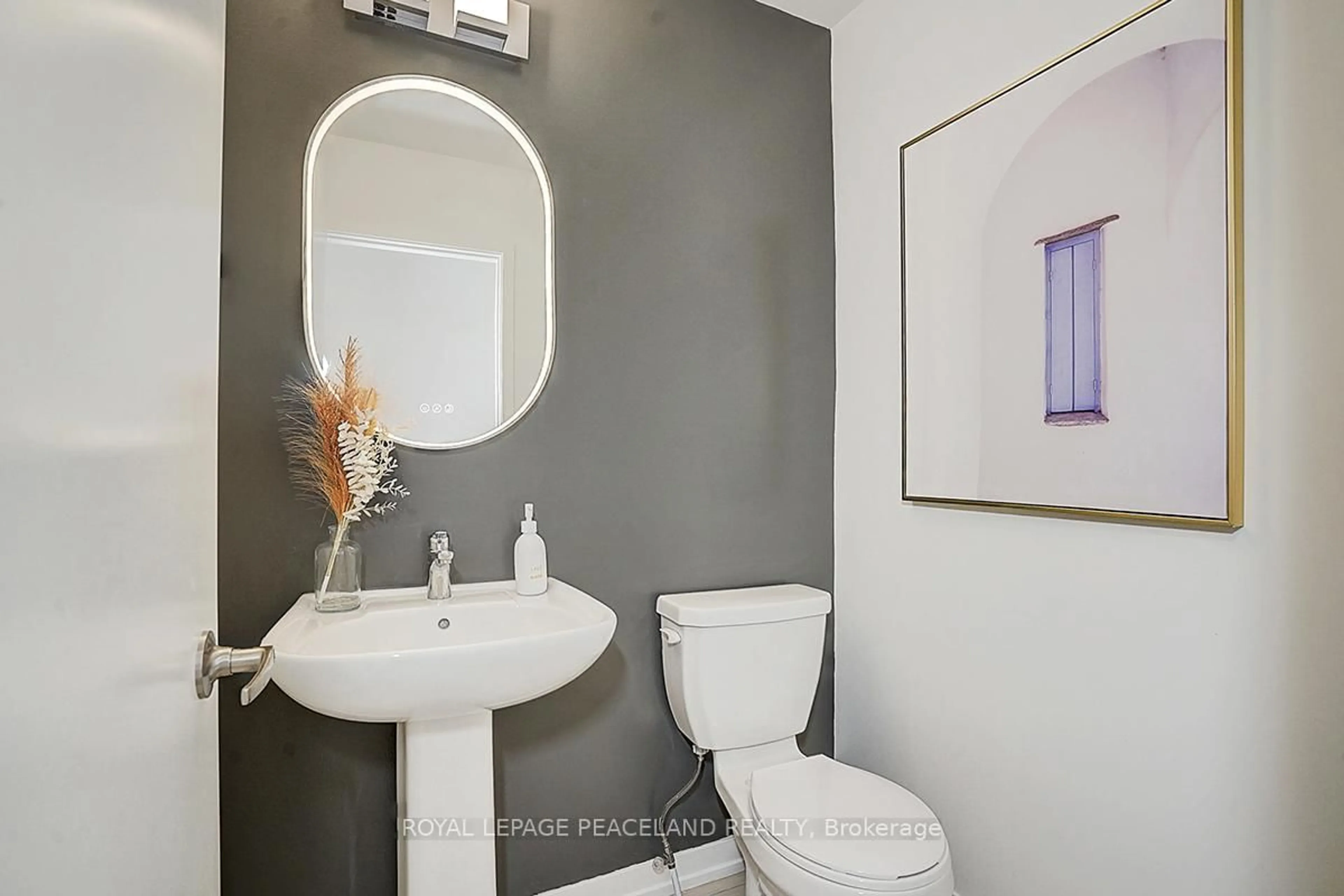 Standard bathroom, ceramic/tile floor for 103 Knott End Cres, Newmarket Ontario L3X 3A8