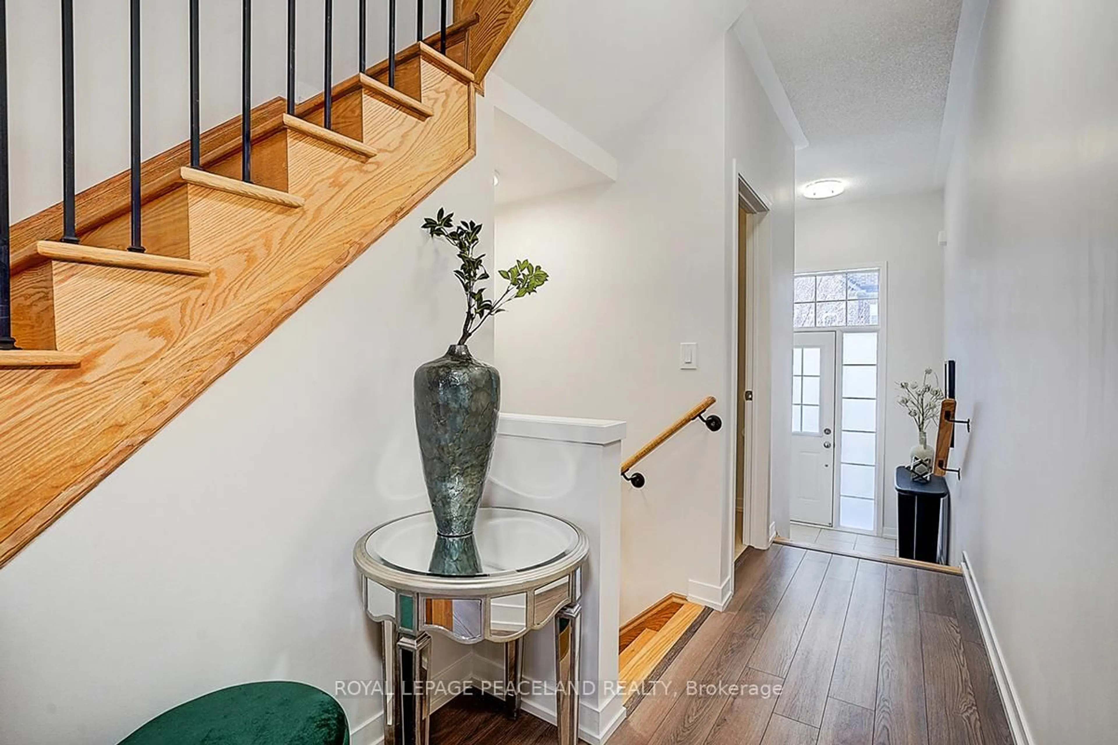 Indoor entryway for 103 Knott End Cres, Newmarket Ontario L3X 3A8