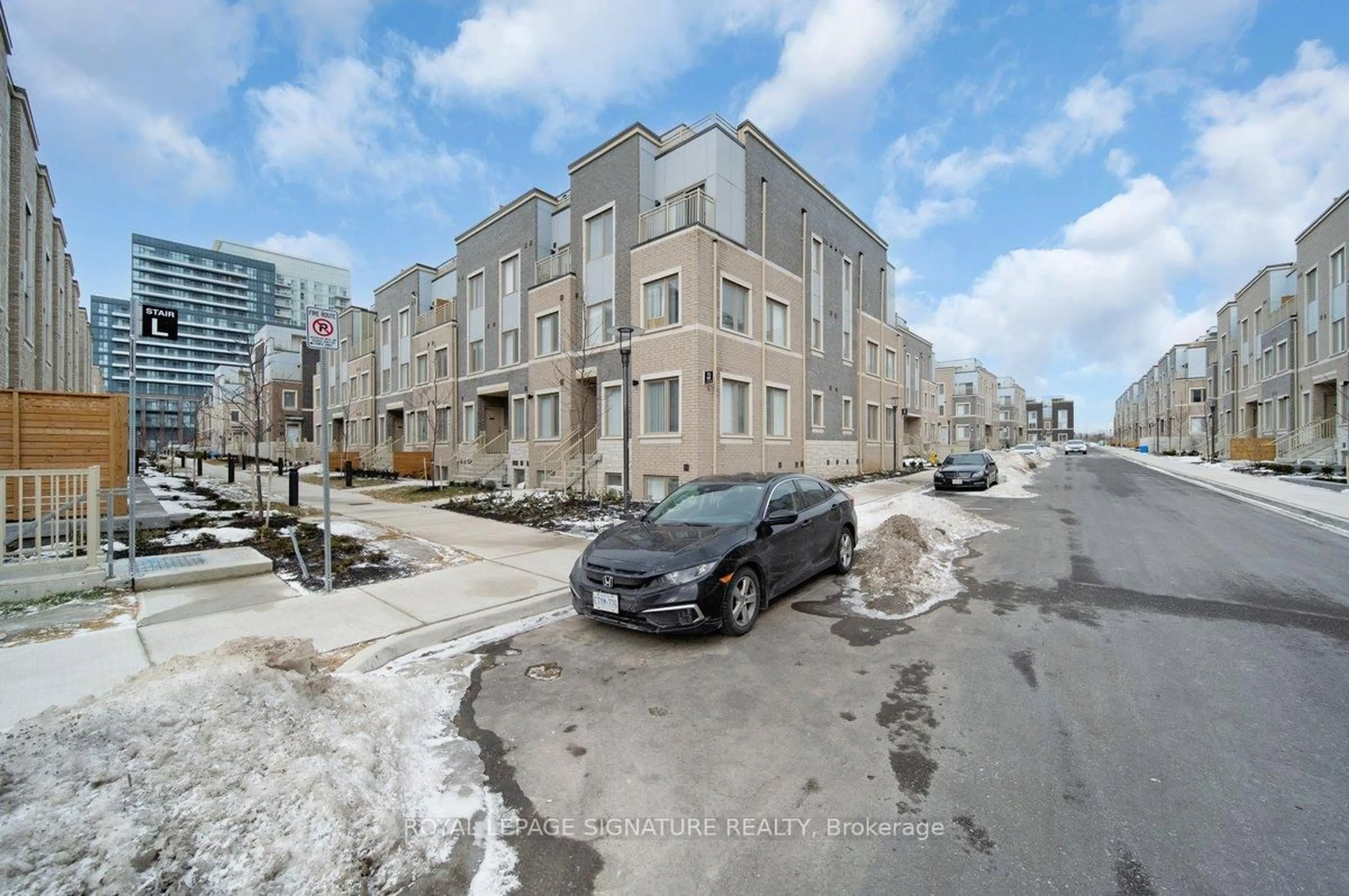 A pic from outside/outdoor area/front of a property/back of a property/a pic from drone, street for 151 Honeycrisp Cres #TH177, Vaughan Ontario L4K 0N6