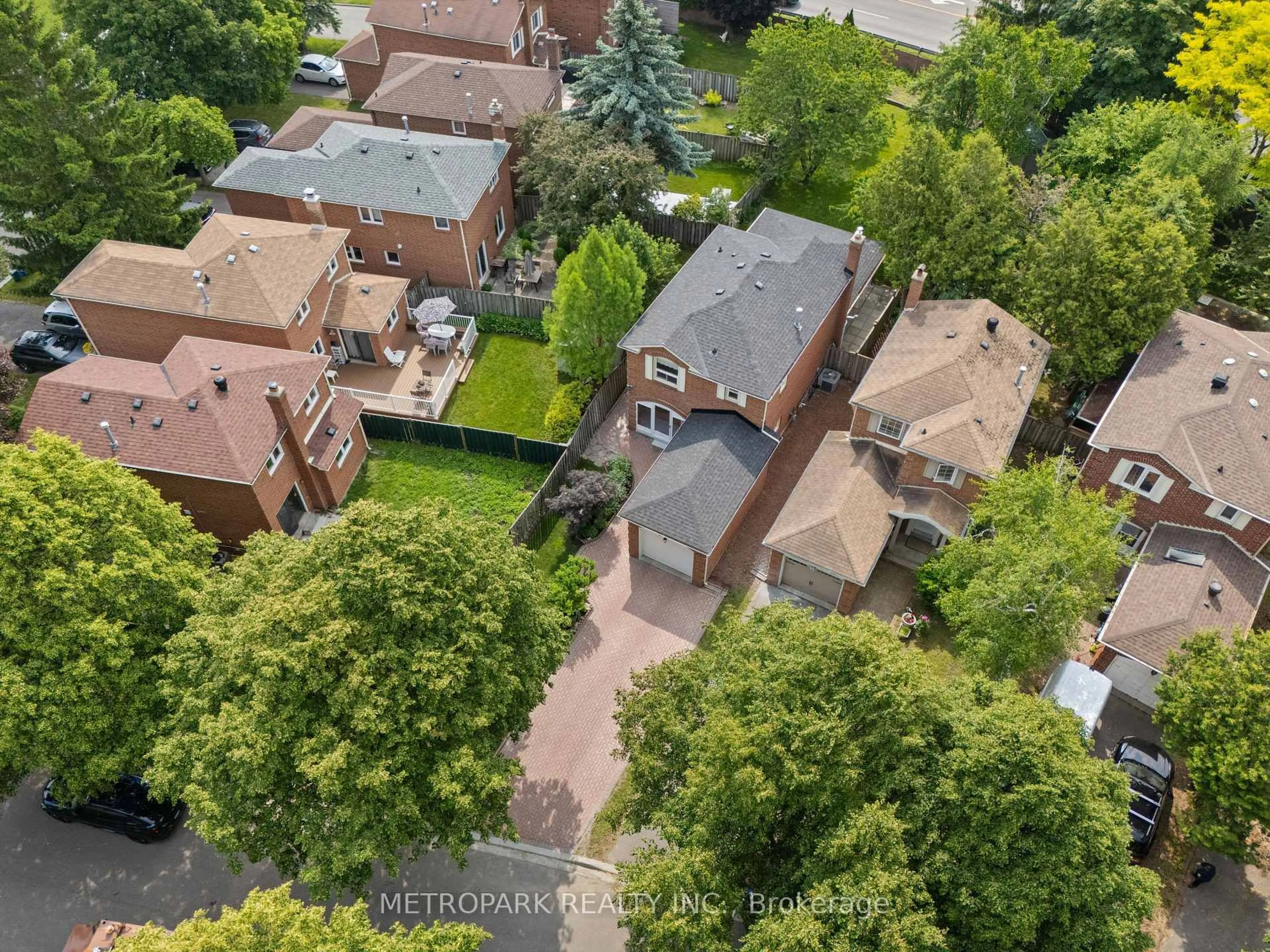 A pic from outside/outdoor area/front of a property/back of a property/a pic from drone, street for 7 Miley Dr, Markham Ontario L3R 4V1