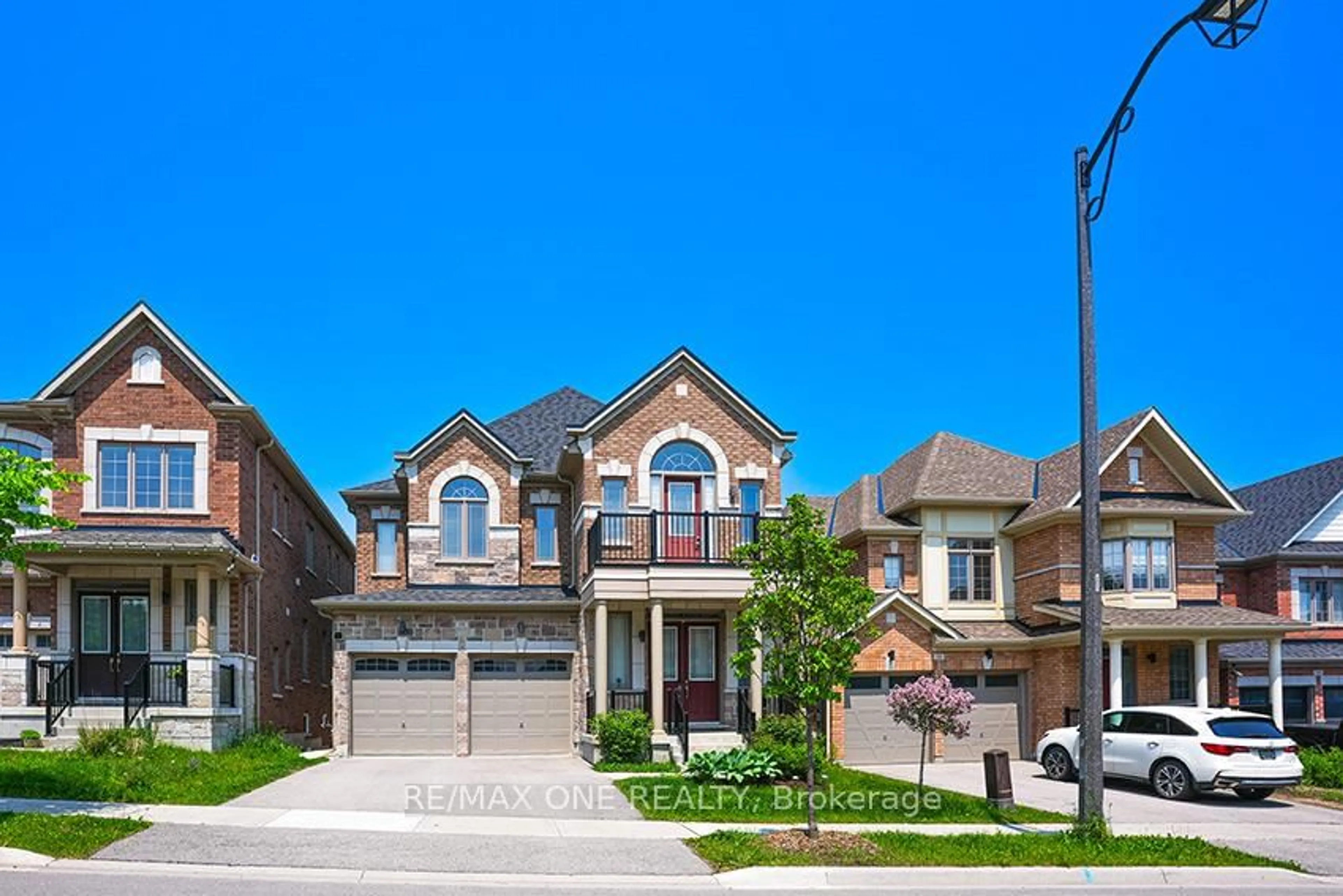 Home with brick exterior material, street for 18 Frank Kelly Dr, East Gwillimbury Ontario L9N 0V2