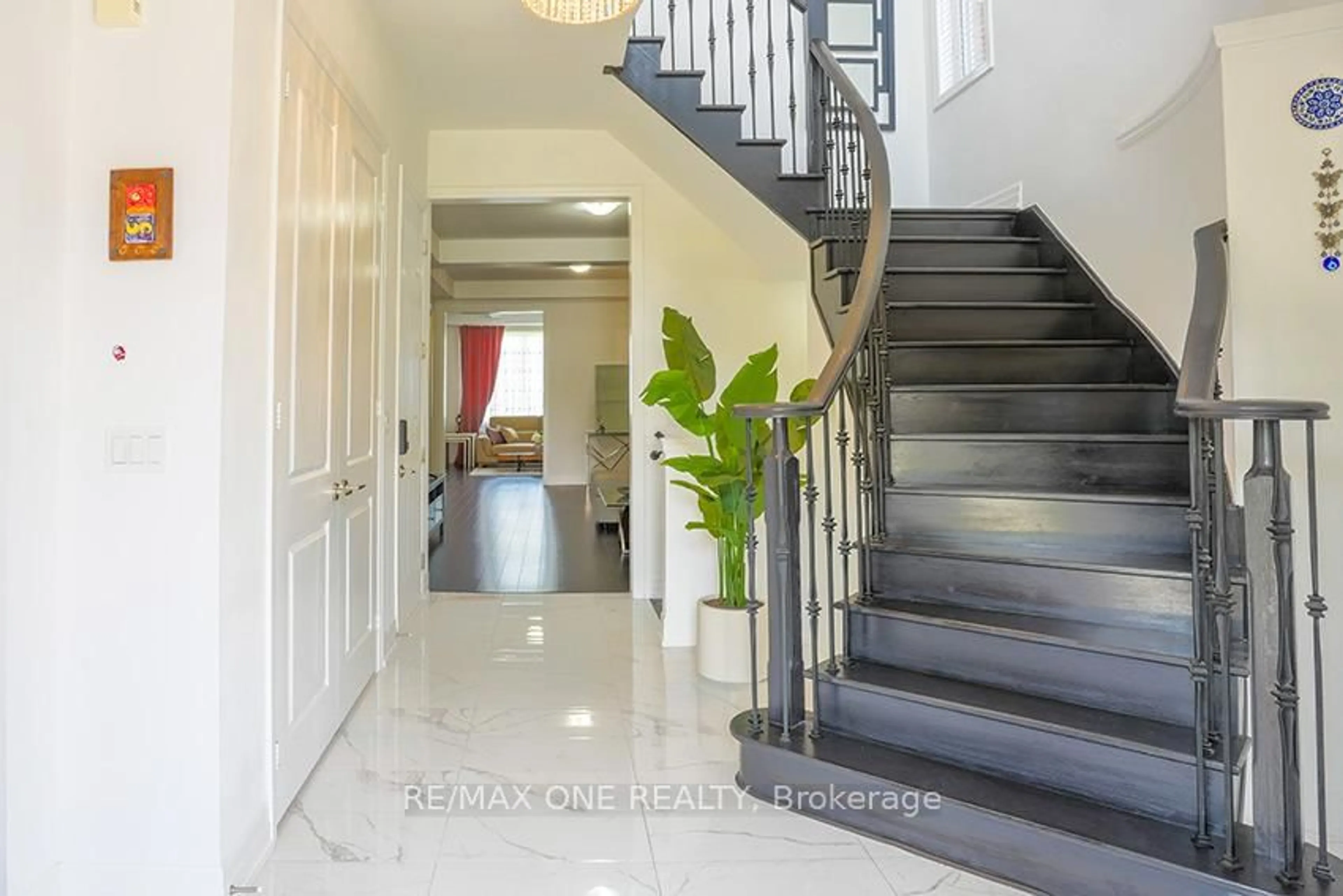 Indoor foyer for 18 Frank Kelly Dr, East Gwillimbury Ontario L9N 0V2