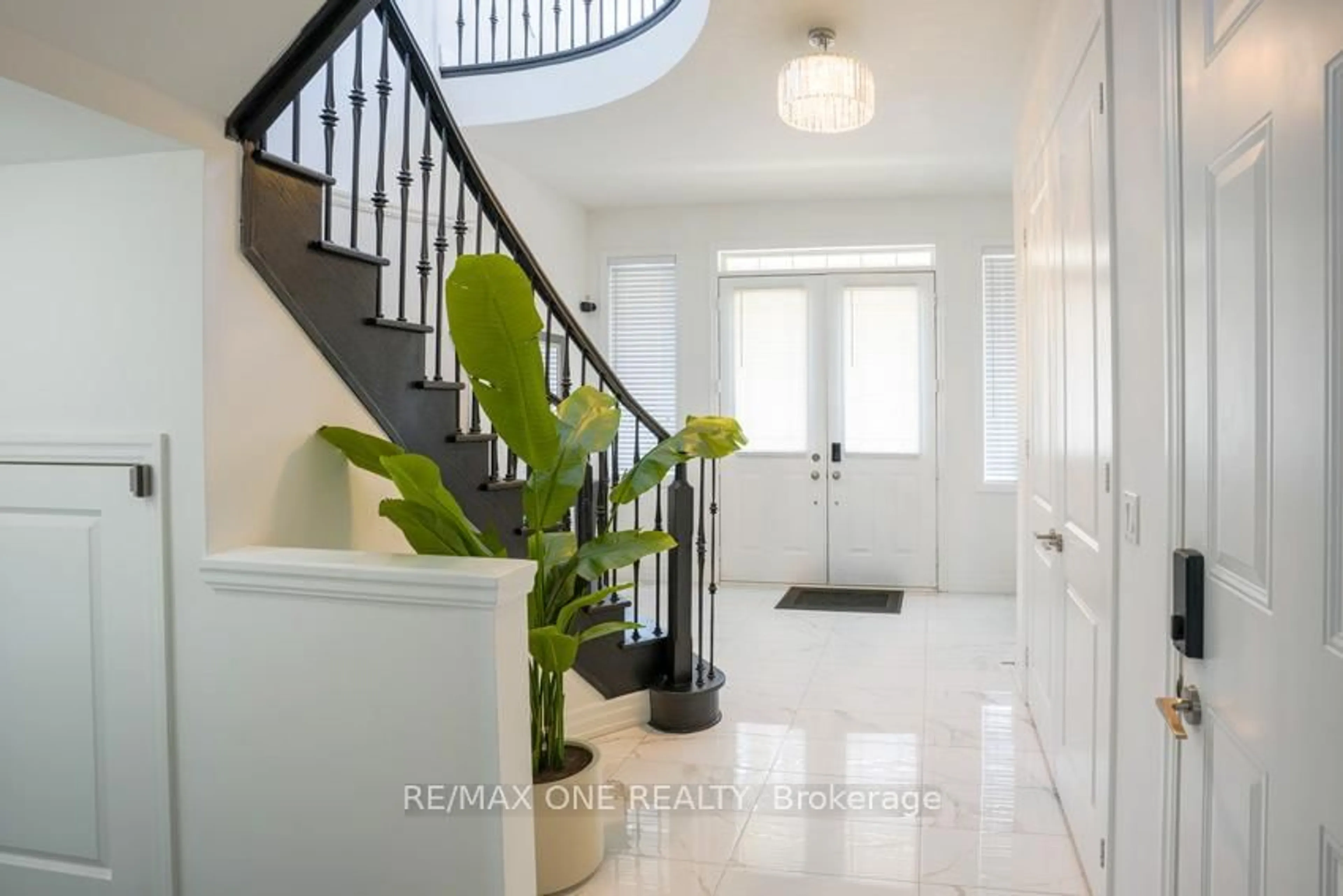 Indoor entryway for 18 Frank Kelly Dr, East Gwillimbury Ontario L9N 0V2