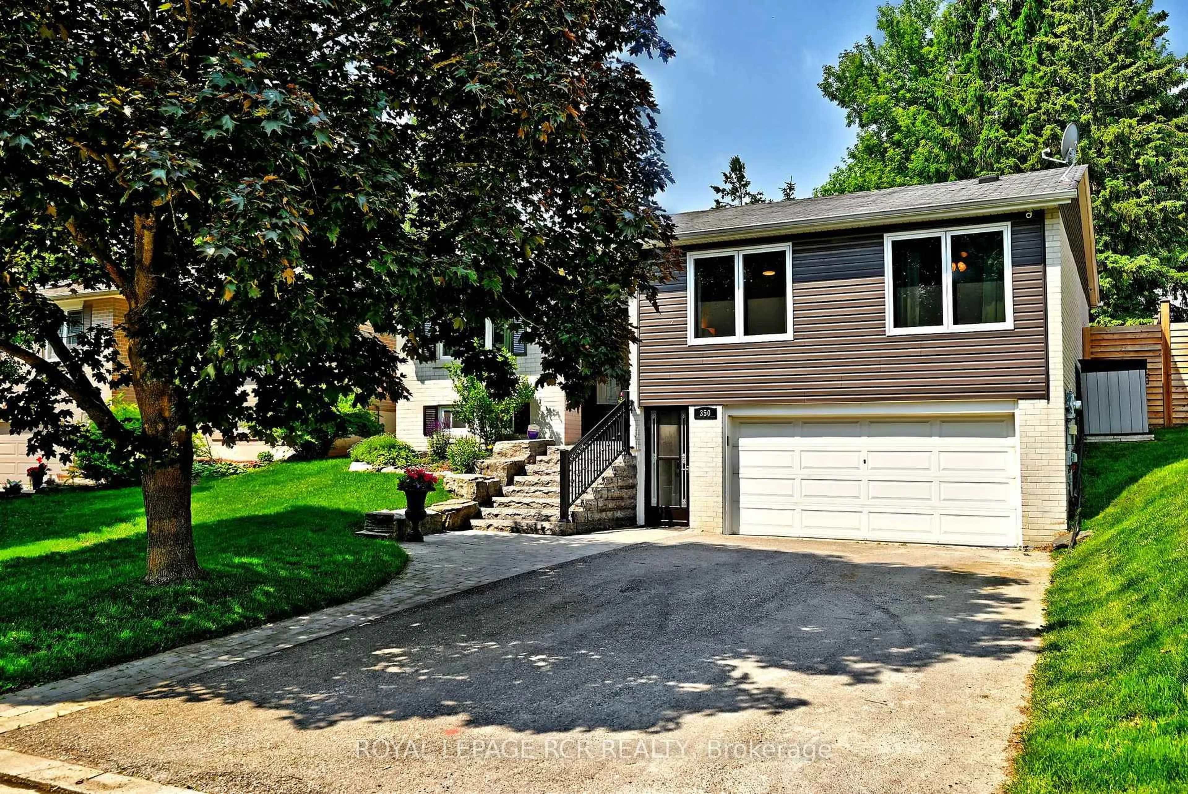 Home with vinyl exterior material, street for 350 Borden Ave, Newmarket Ontario L3Y 5B9