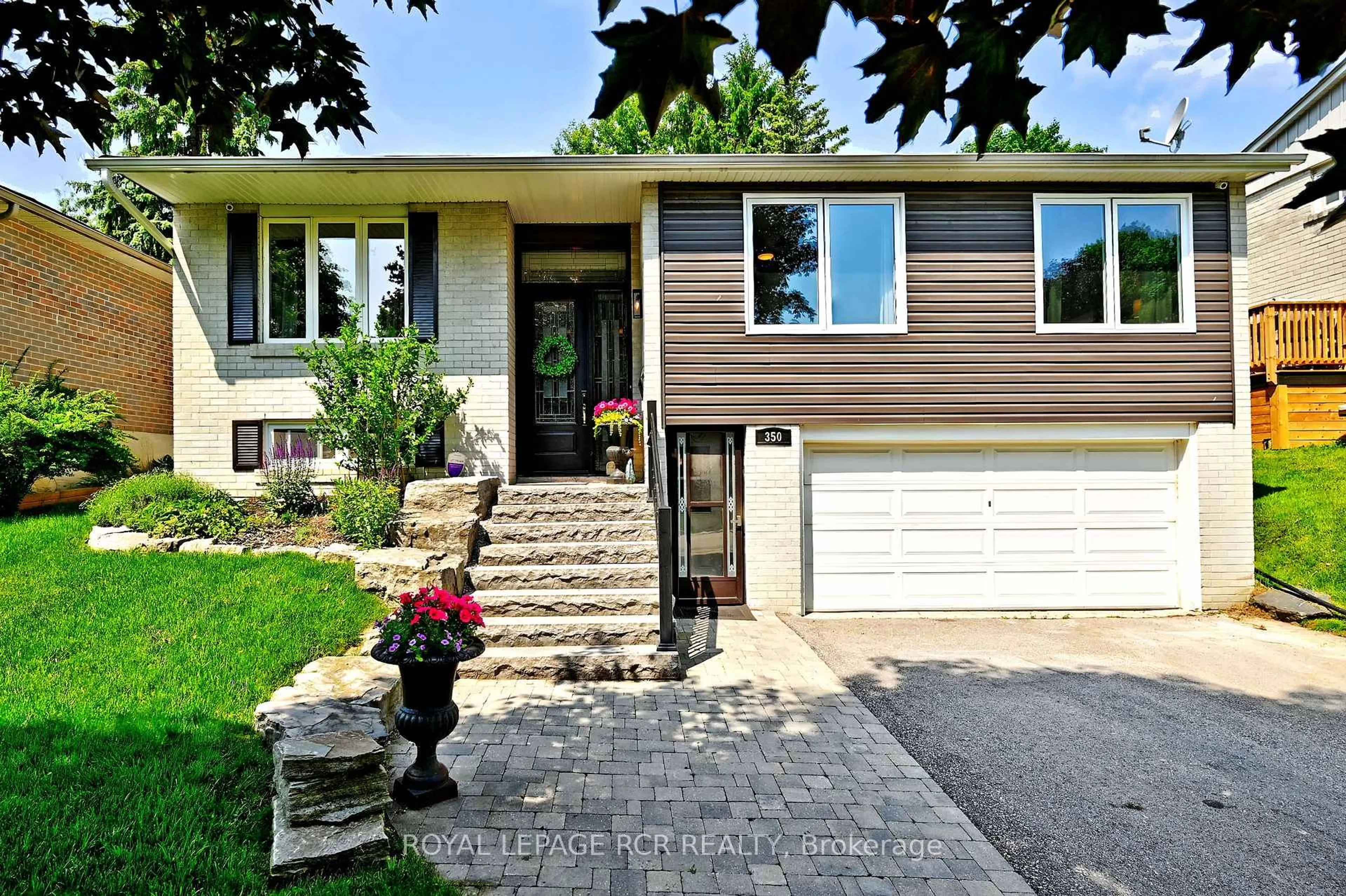 Home with vinyl exterior material, street for 350 Borden Ave, Newmarket Ontario L3Y 5B9