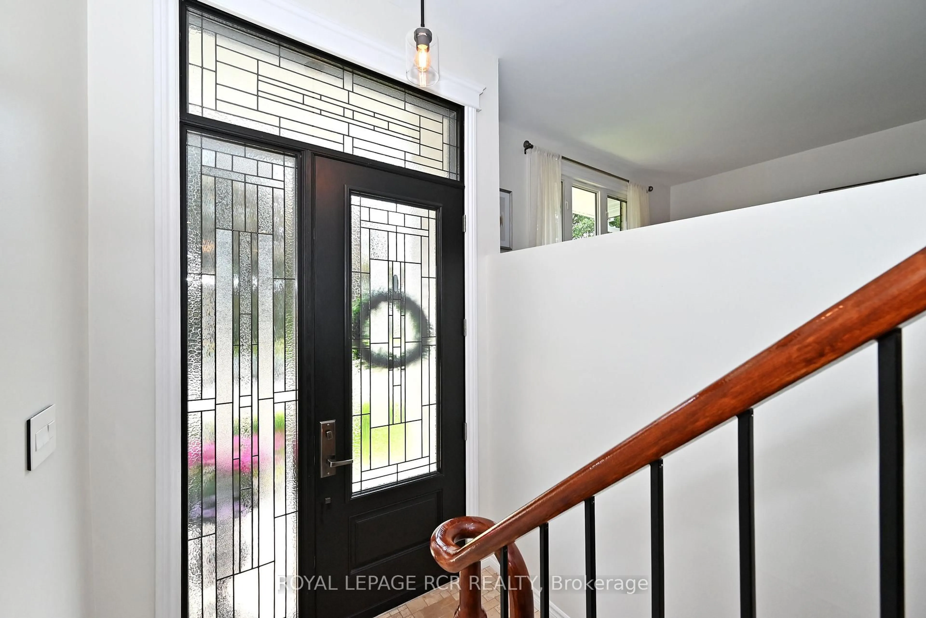 Indoor entryway for 350 Borden Ave, Newmarket Ontario L3Y 5B9