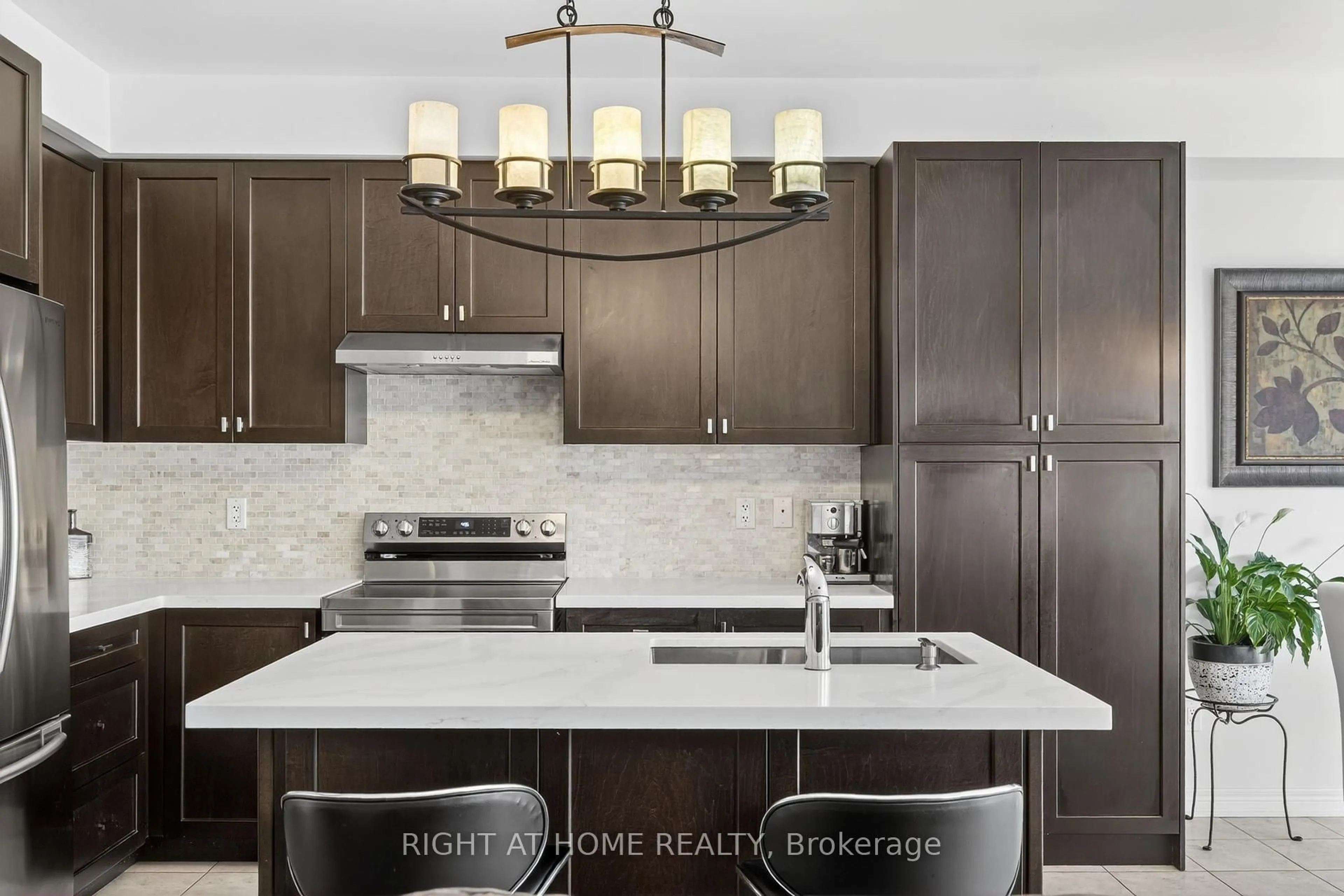 Open concept kitchen, ceramic/tile floor for 268 Carrier Cres, Vaughan Ontario L6A 4T4