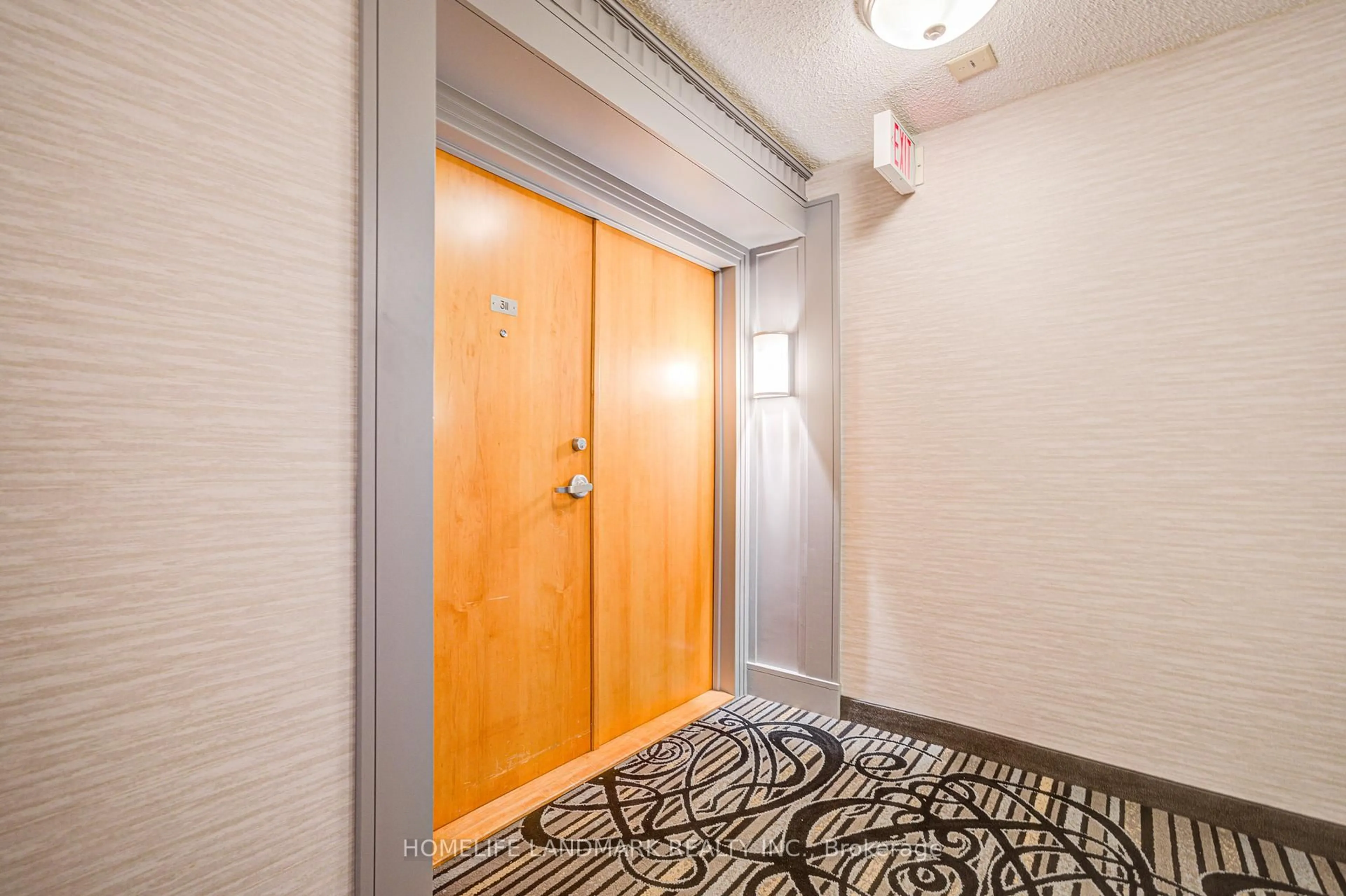 Indoor foyer for 9017 Leslie St #311, Richmond Hill Ontario L4B 4R8