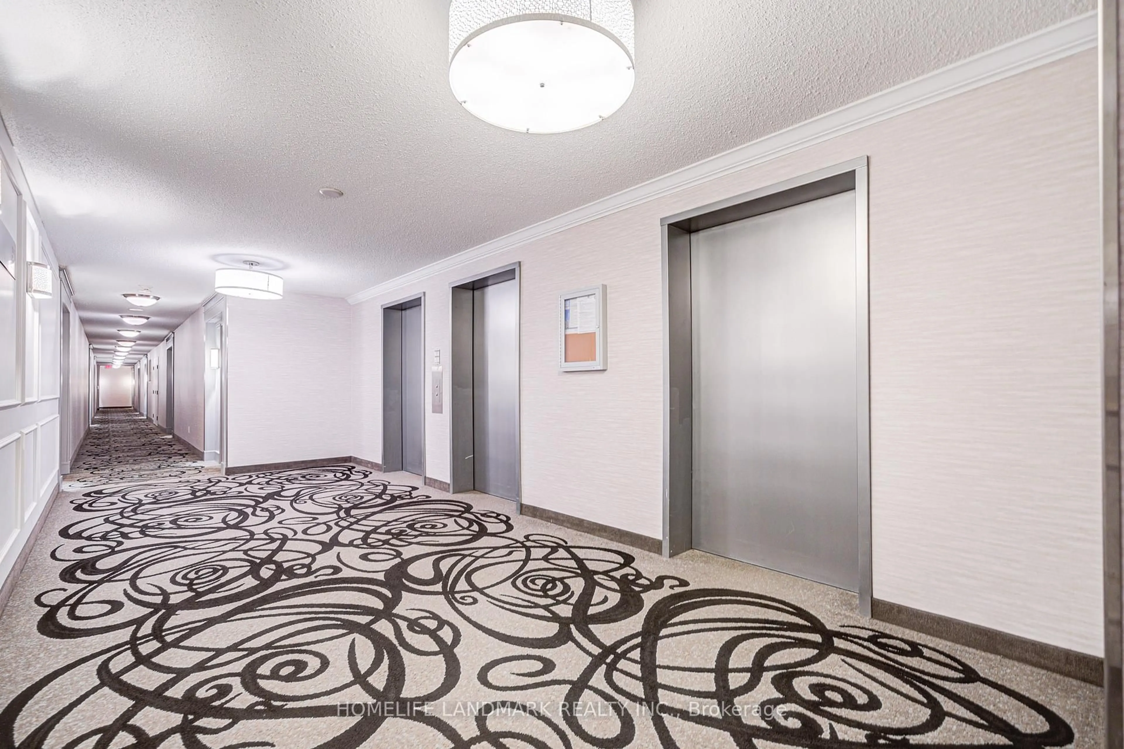 Indoor foyer for 9017 Leslie St #311, Richmond Hill Ontario L4B 4R8