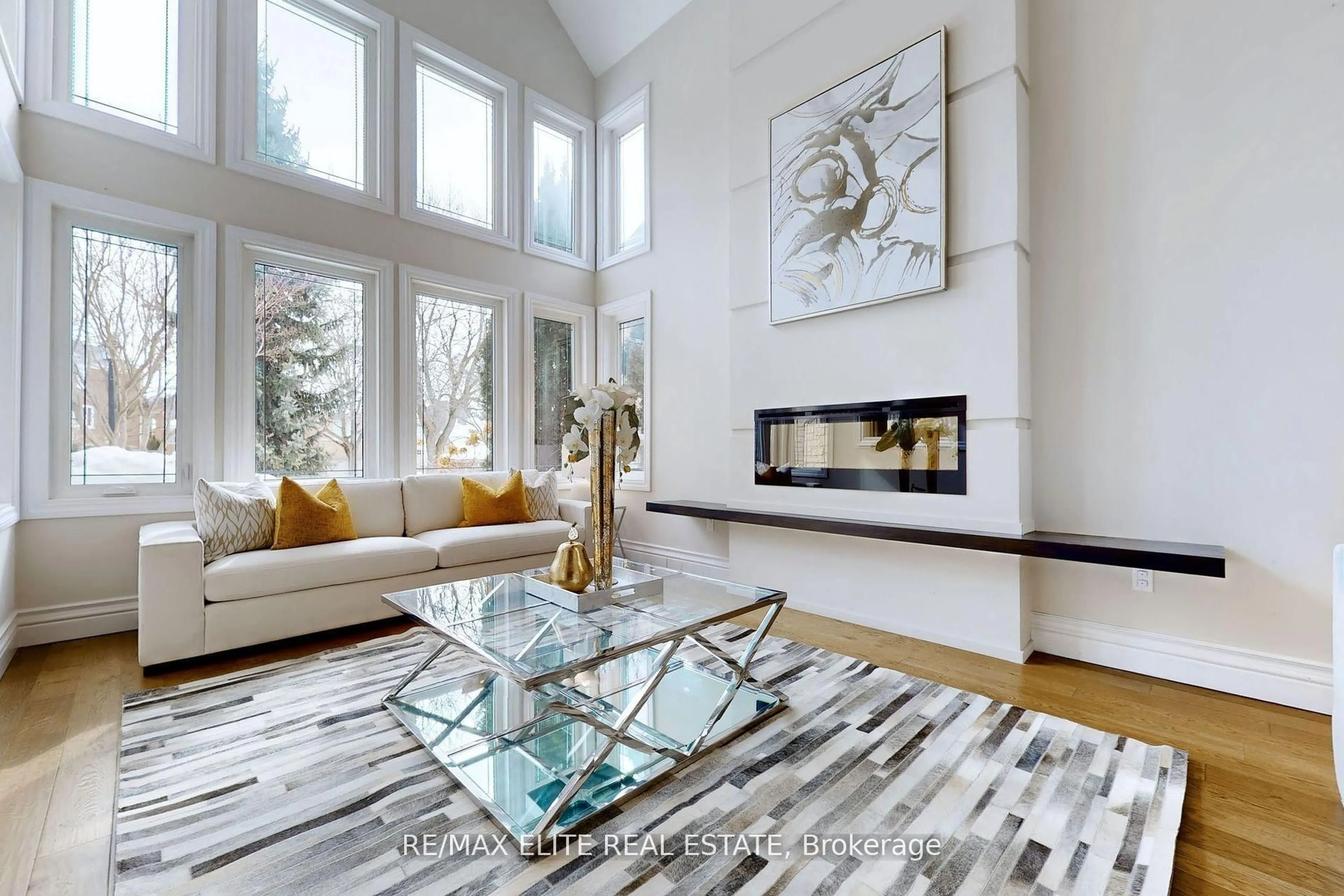 Living room with furniture, unknown for 943 Portminster Crt, Newmarket Ontario L3X 1L8