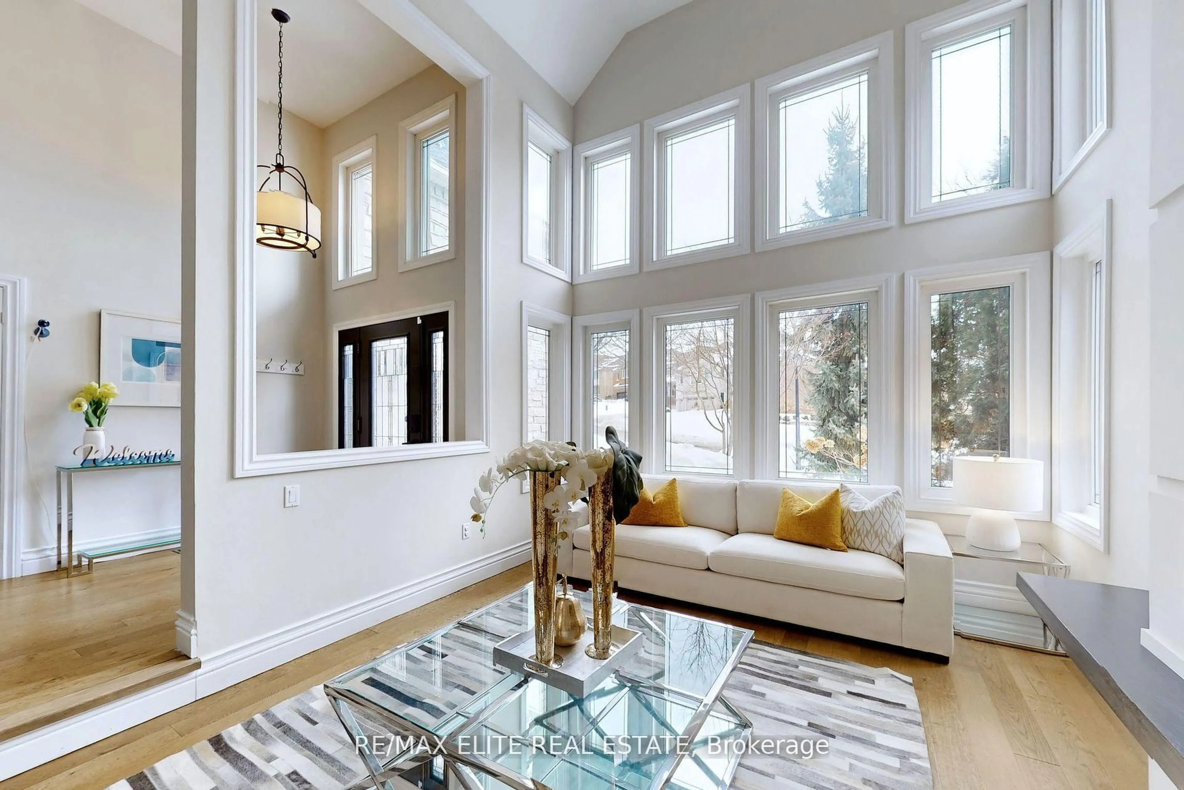 Living room with furniture, unknown for 943 Portminster Crt, Newmarket Ontario L3X 1L8