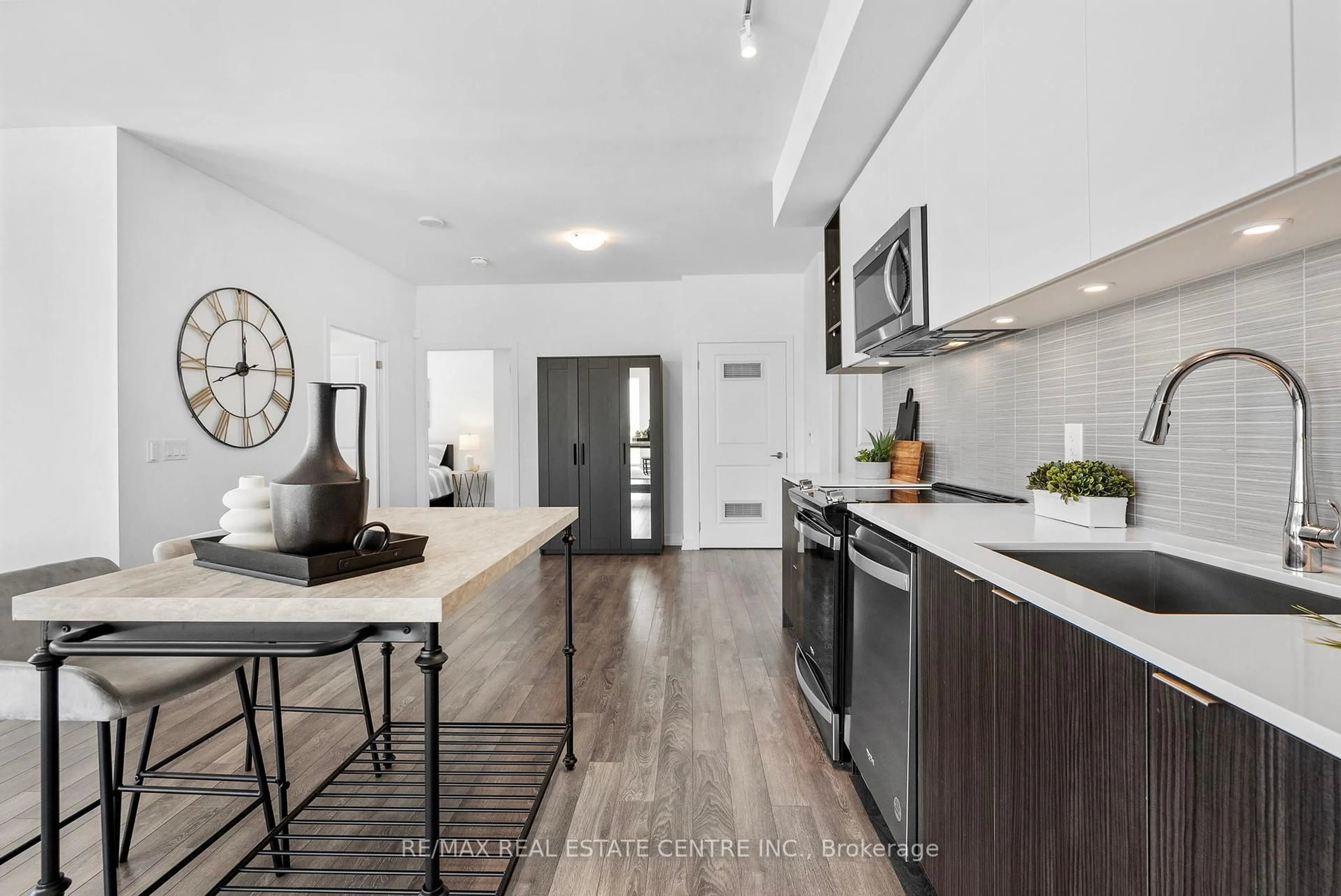 Open concept kitchen, unknown for 100 Eagle Rock Way #1005, Vaughan Ontario L6A 5B9