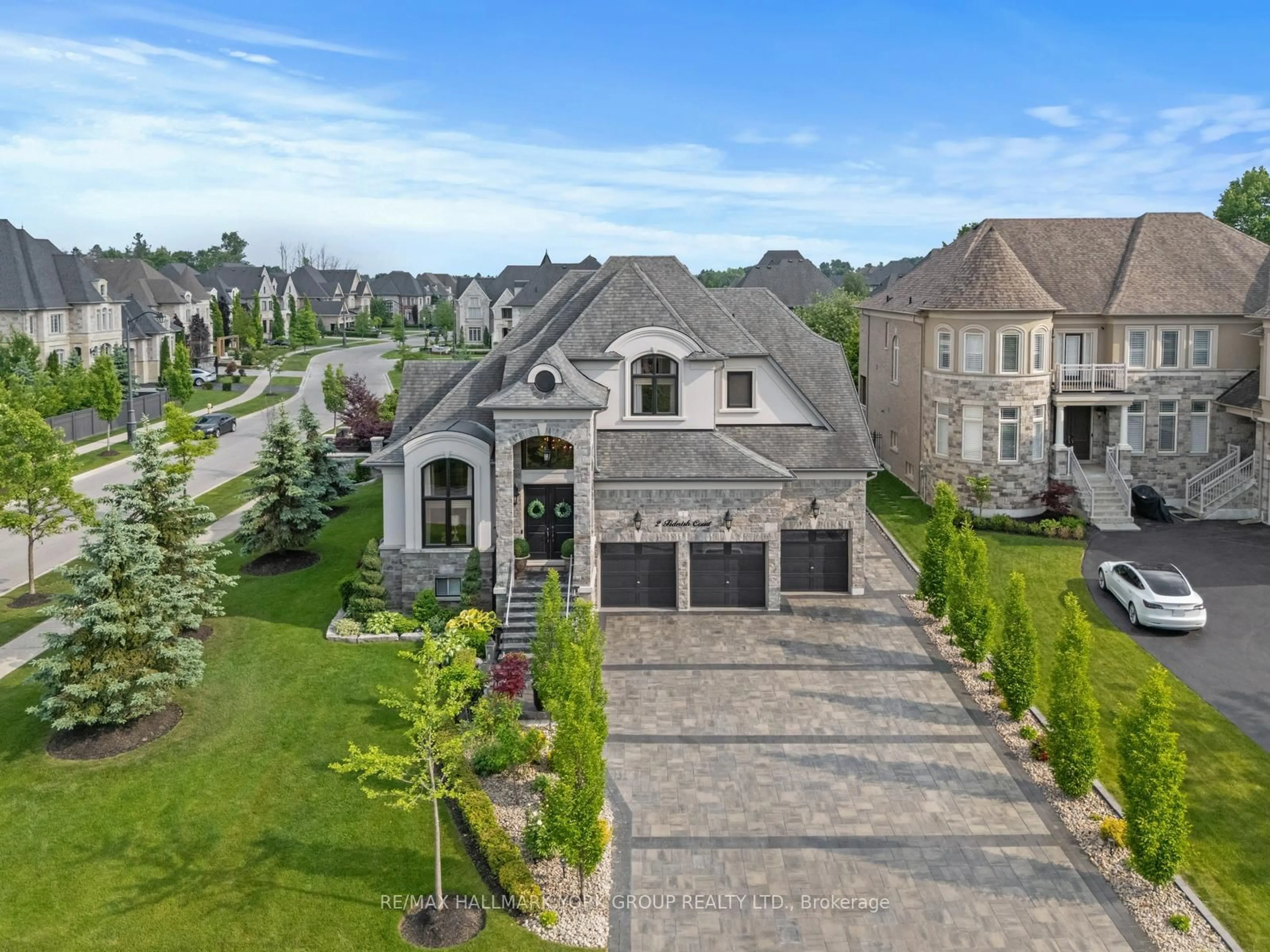 A pic from outside/outdoor area/front of a property/back of a property/a pic from drone, street for 2 Tidnish Crt, King Ontario L7B 0A1
