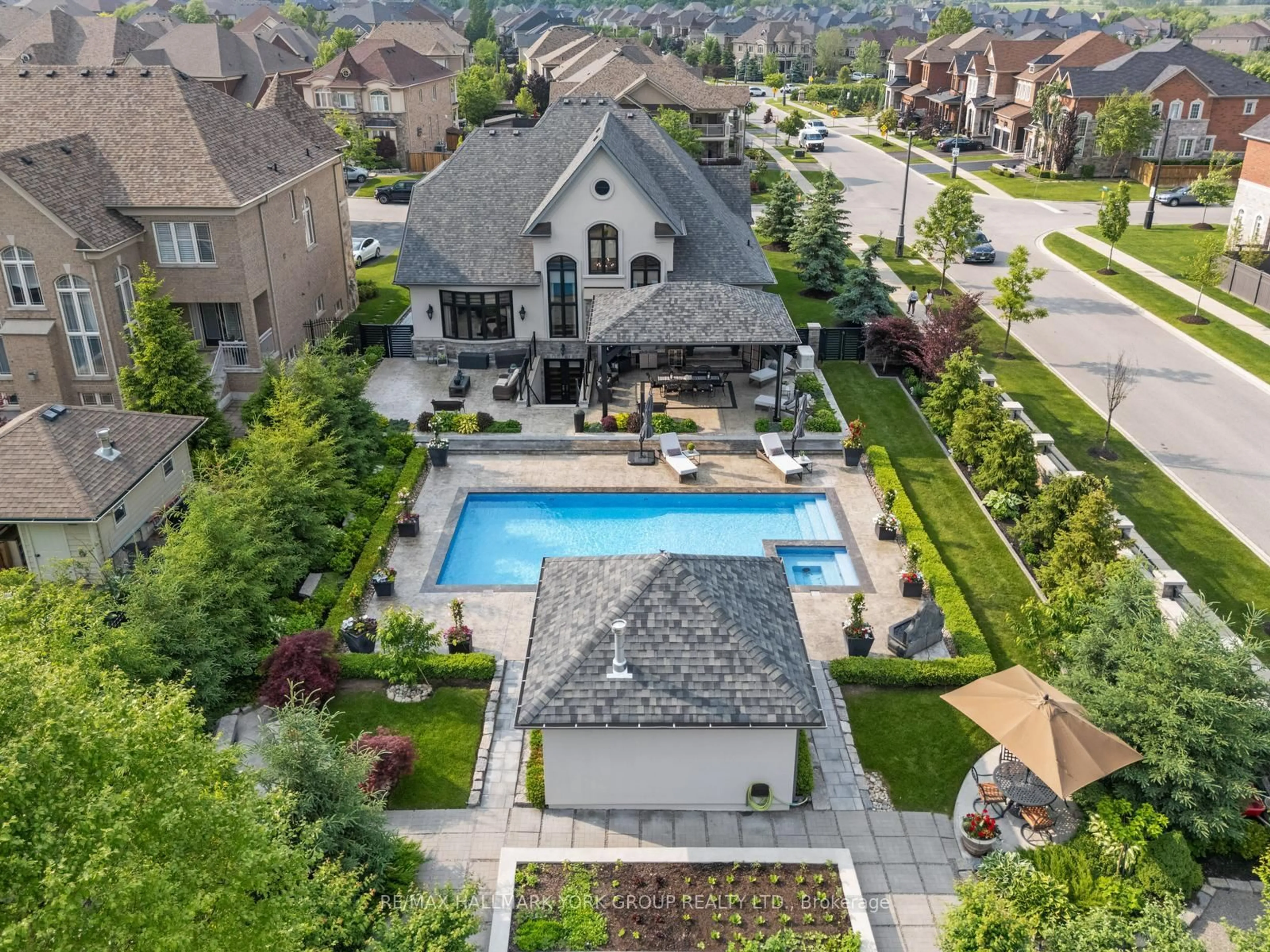 A pic from outside/outdoor area/front of a property/back of a property/a pic from drone, unknown for 2 Tidnish Crt, King Ontario L7B 0A1