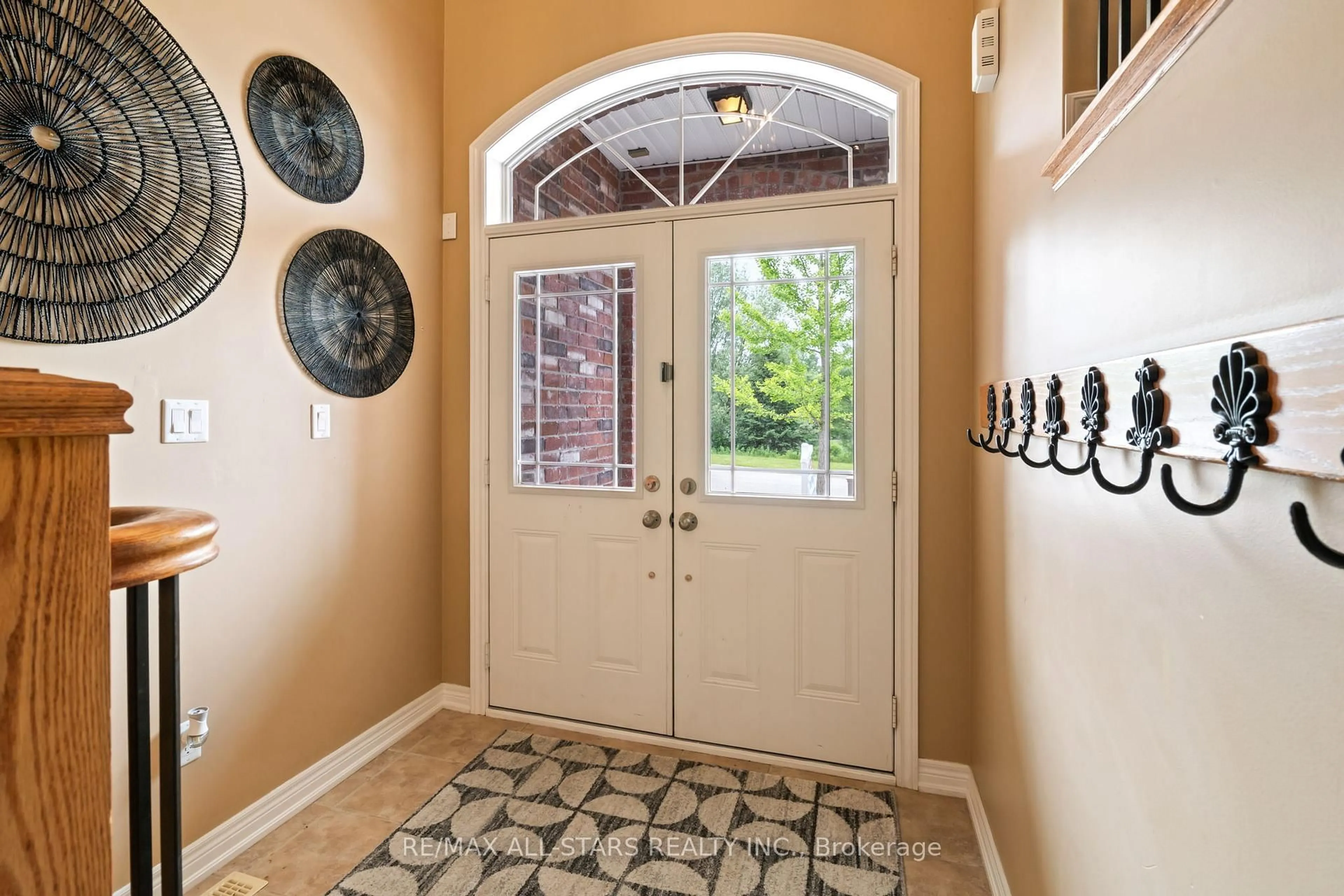 Indoor entryway for 27 Arthur Case Cres, East Gwillimbury Ontario L0G 1M0