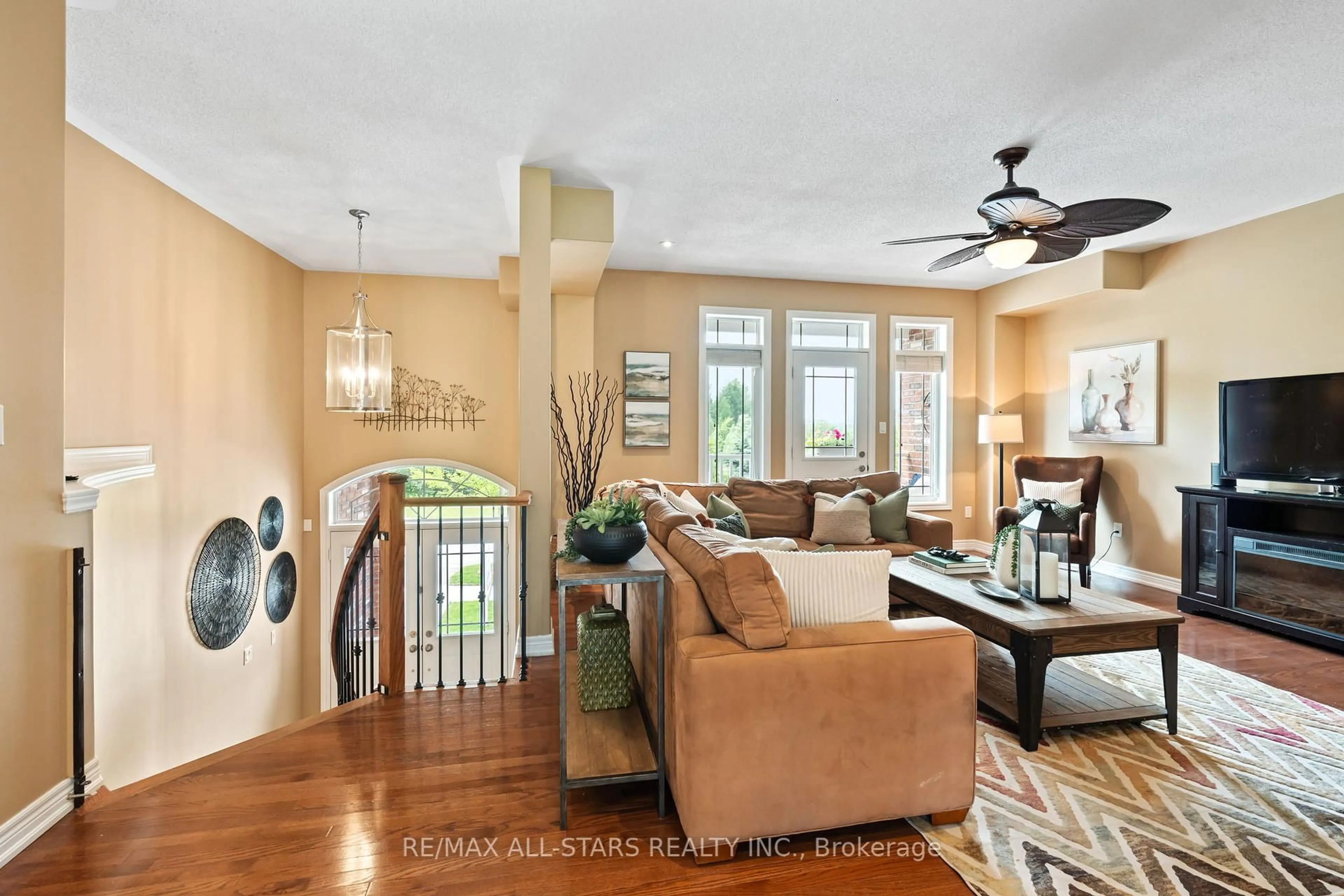 Living room with furniture, ceramic/tile floor for 27 Arthur Case Cres, East Gwillimbury Ontario L0G 1M0