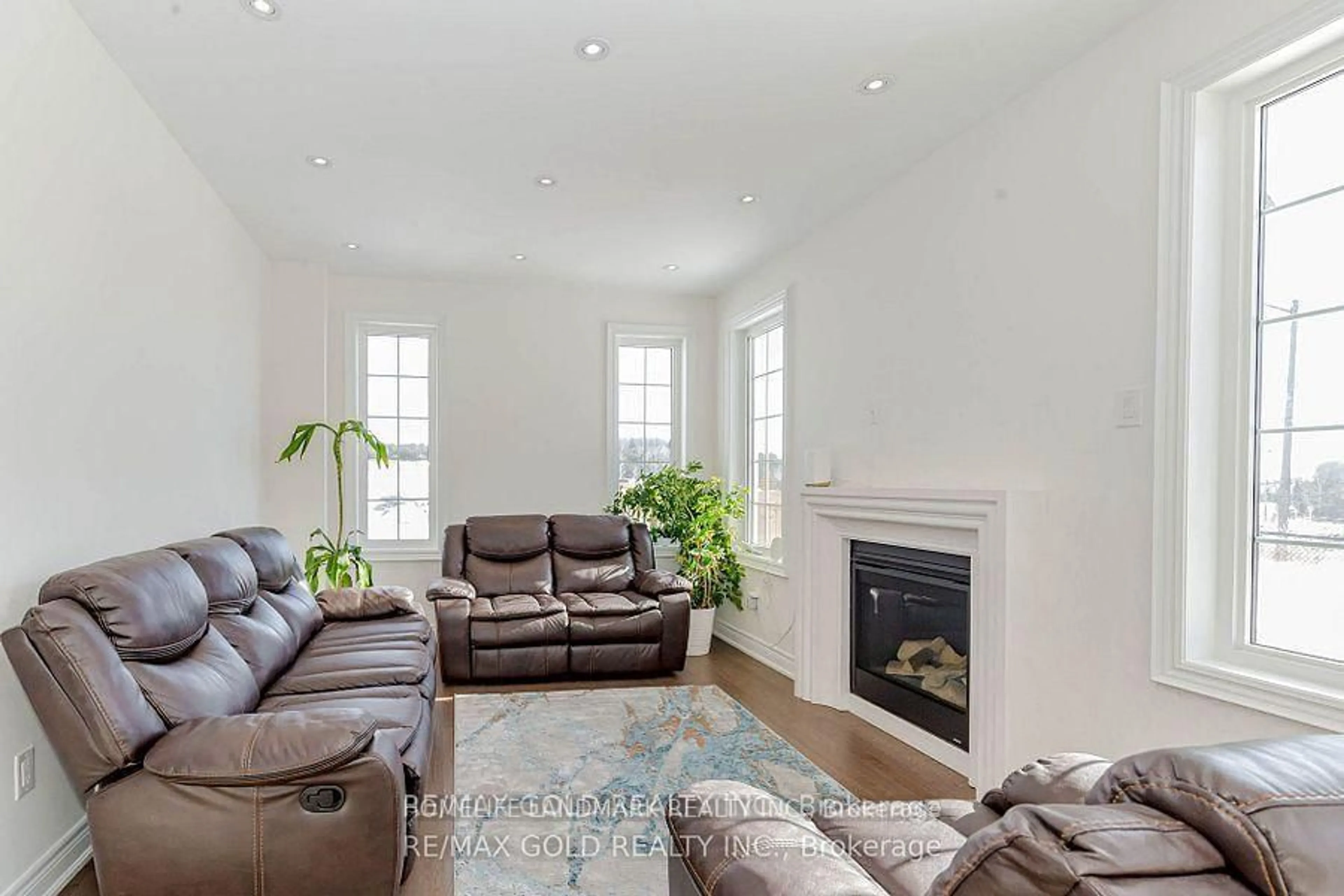 Living room with furniture, unknown for 199 SEAVIEW Hts, East Gwillimbury Ontario L9N 0S3