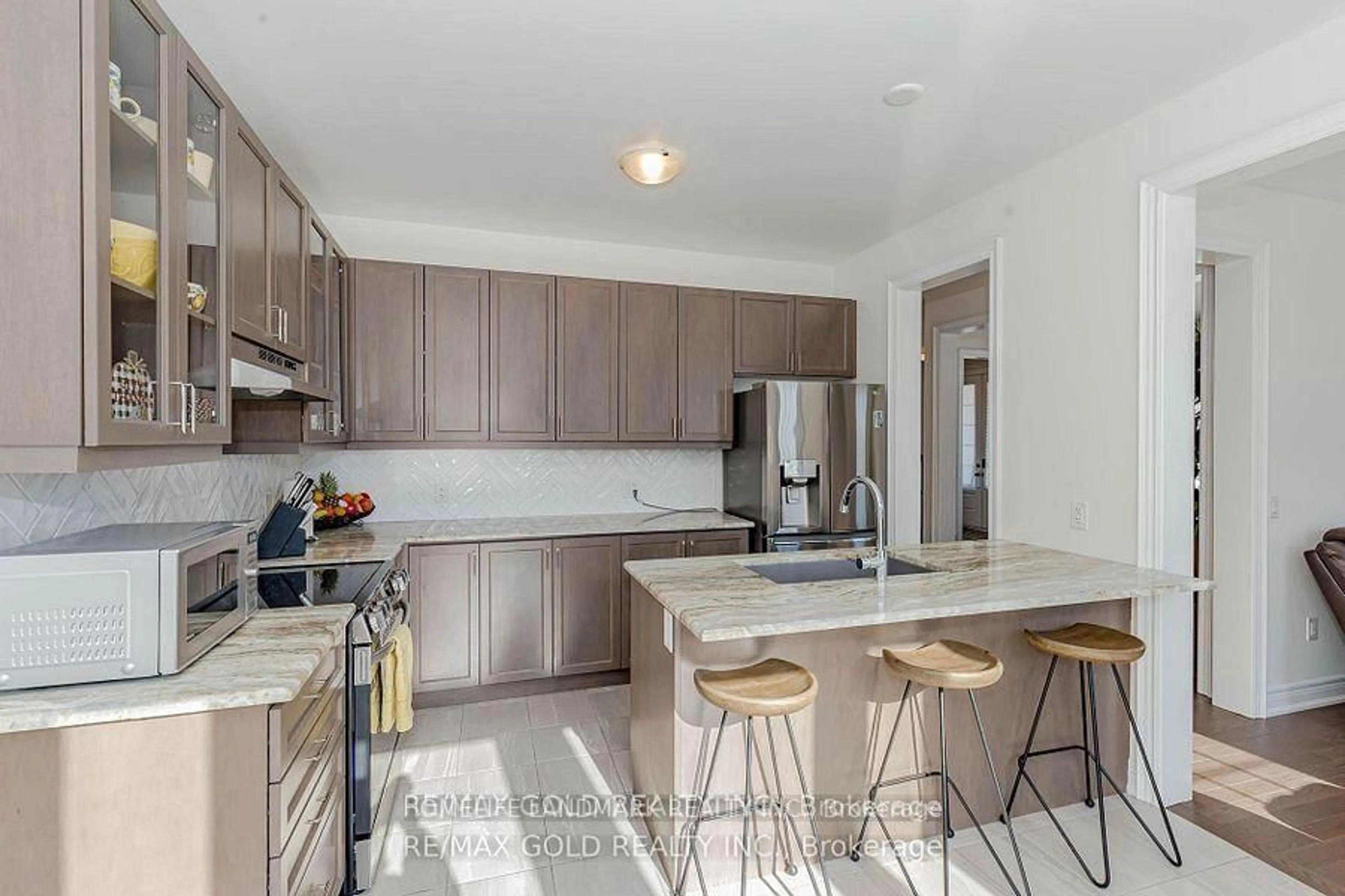 Open concept kitchen, ceramic/tile floor for 199 SEAVIEW Hts, East Gwillimbury Ontario L9N 0S3