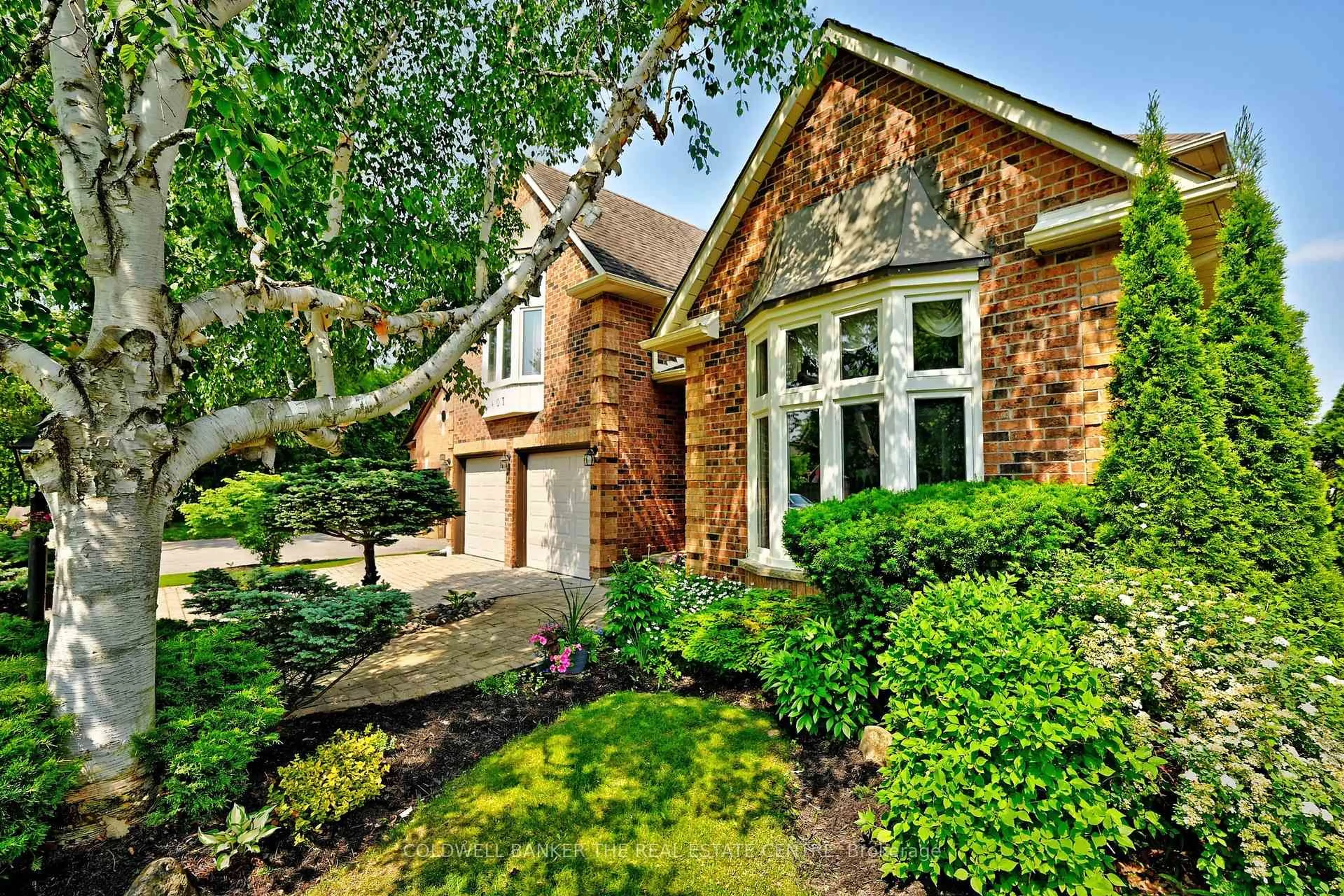 Home with brick exterior material, street for 407 Fairway Gdns, Newmarket Ontario L3X 1B7