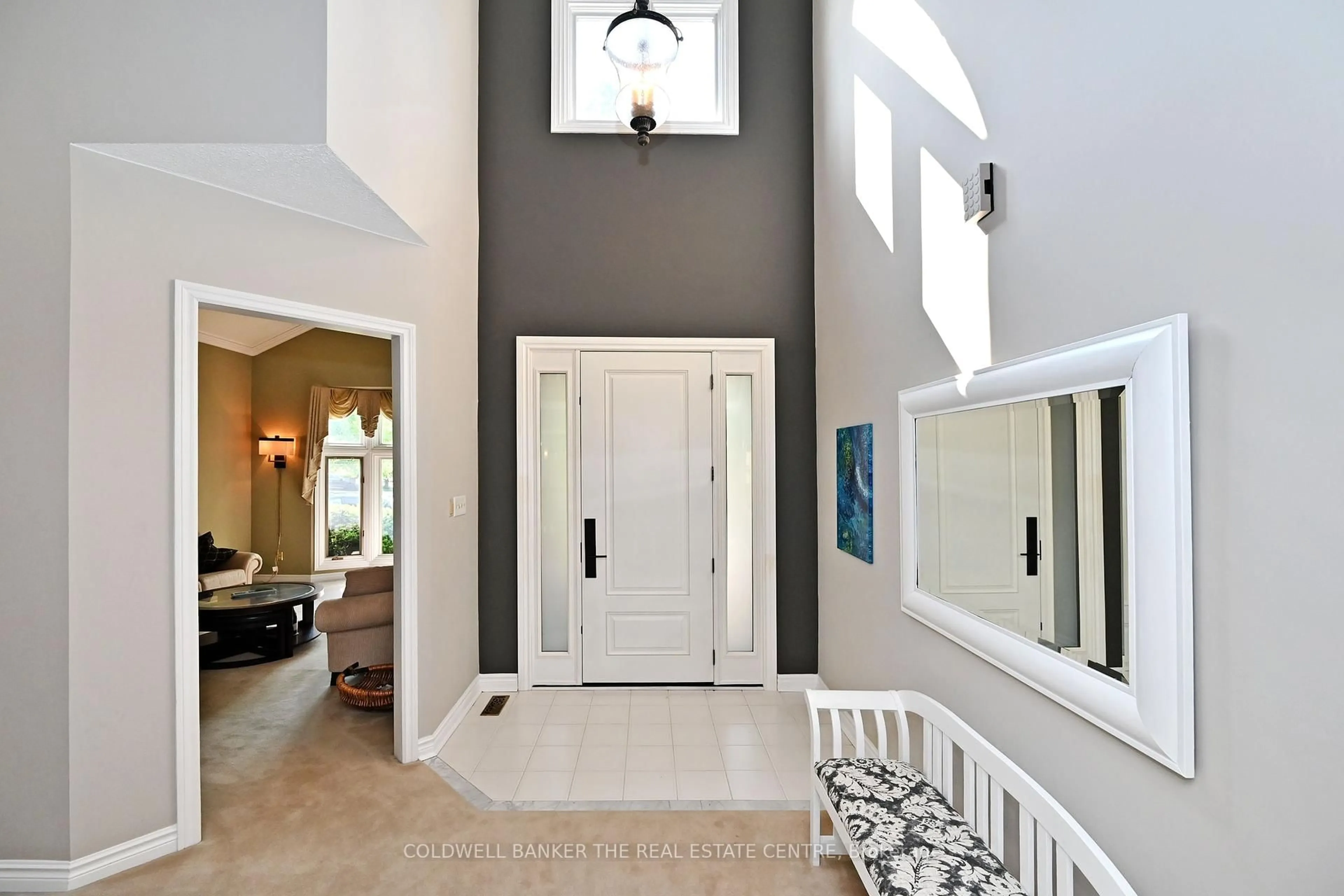 Indoor entryway for 407 Fairway Gdns, Newmarket Ontario L3X 1B7