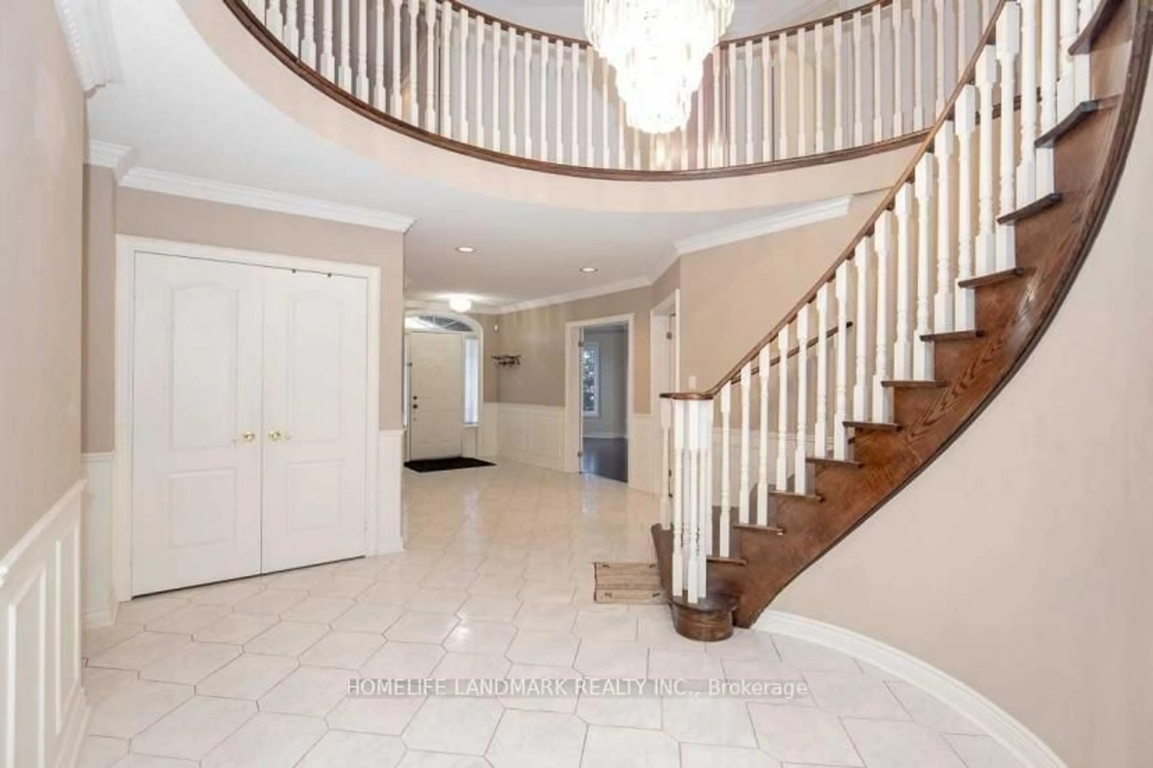 Indoor foyer for 46 Green Ash Cres, Richmond Hill Ontario L4B 3S1