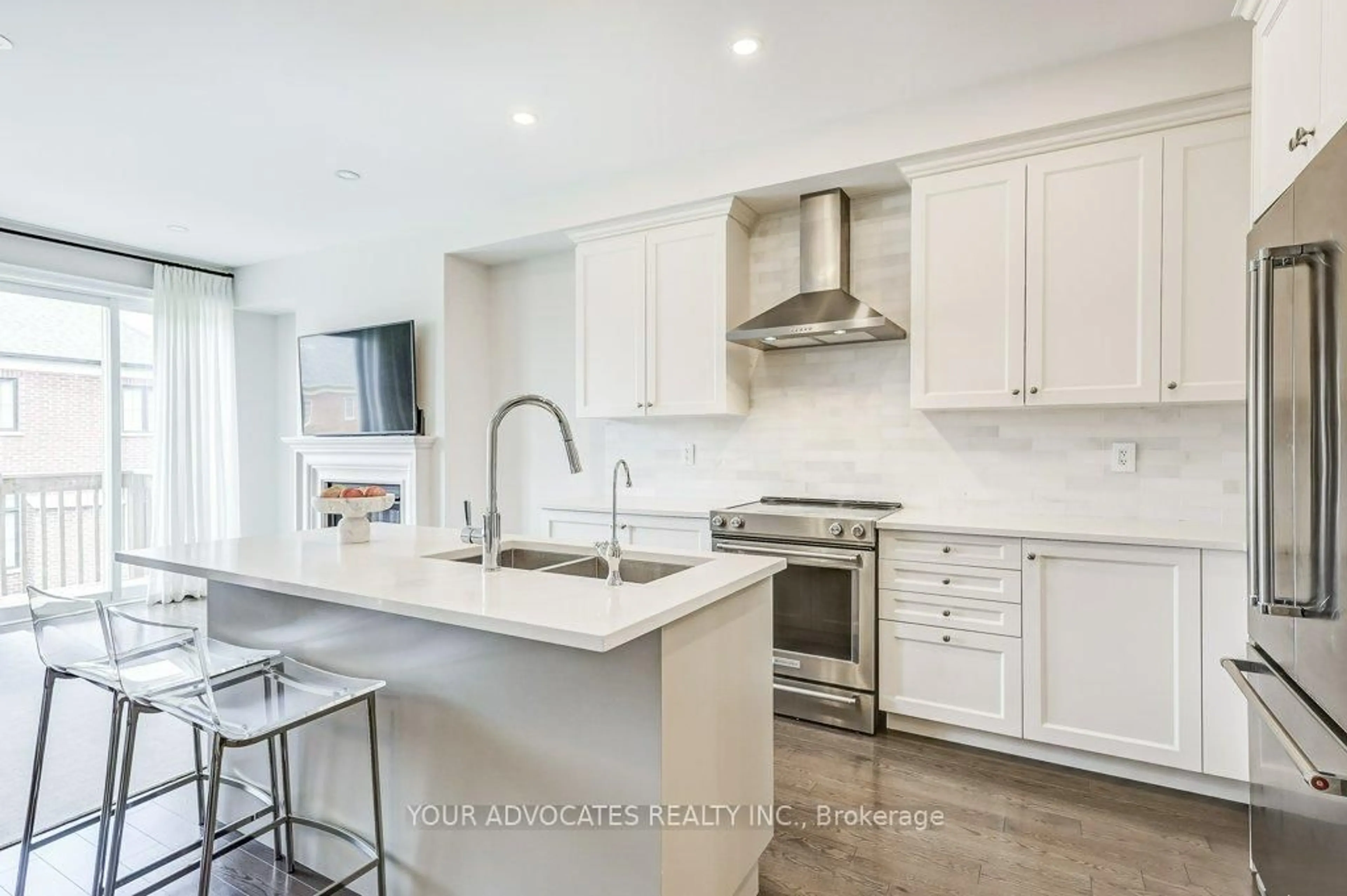 Open concept kitchen, ceramic/tile floor for 60 Drizzel Cres, Richmond Hill Ontario L4E 1G8