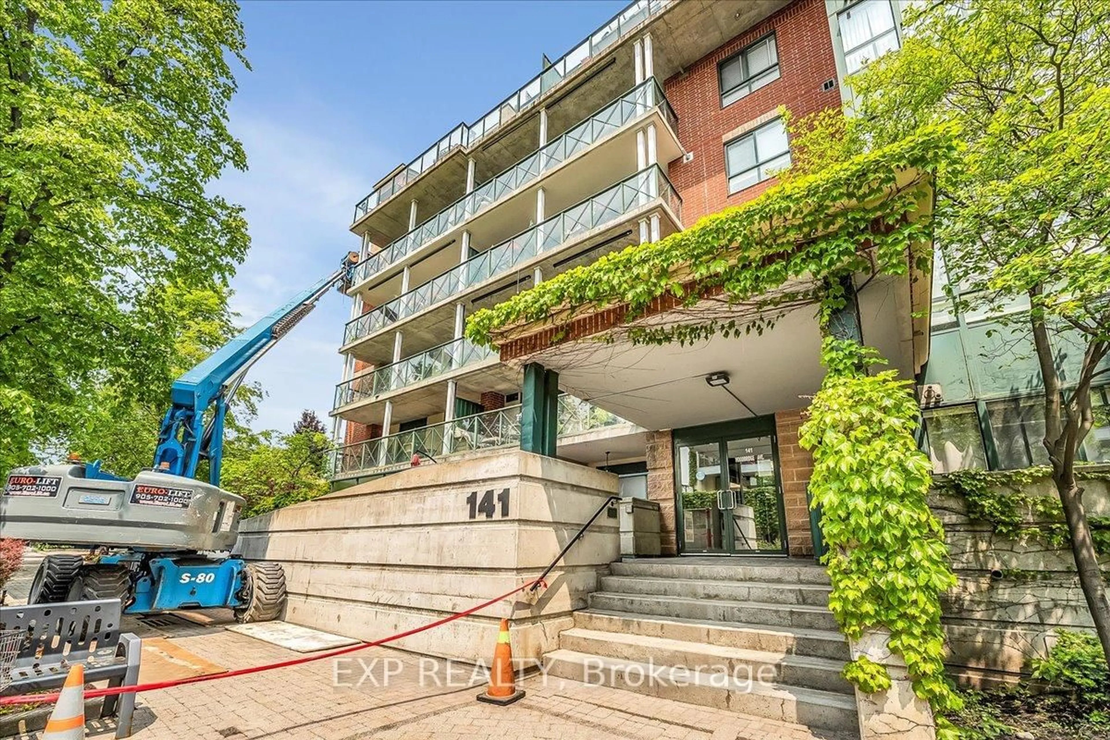 Indoor foyer for 141 Woodbridge Ave #106, Vaughan Ontario L4L 9G6