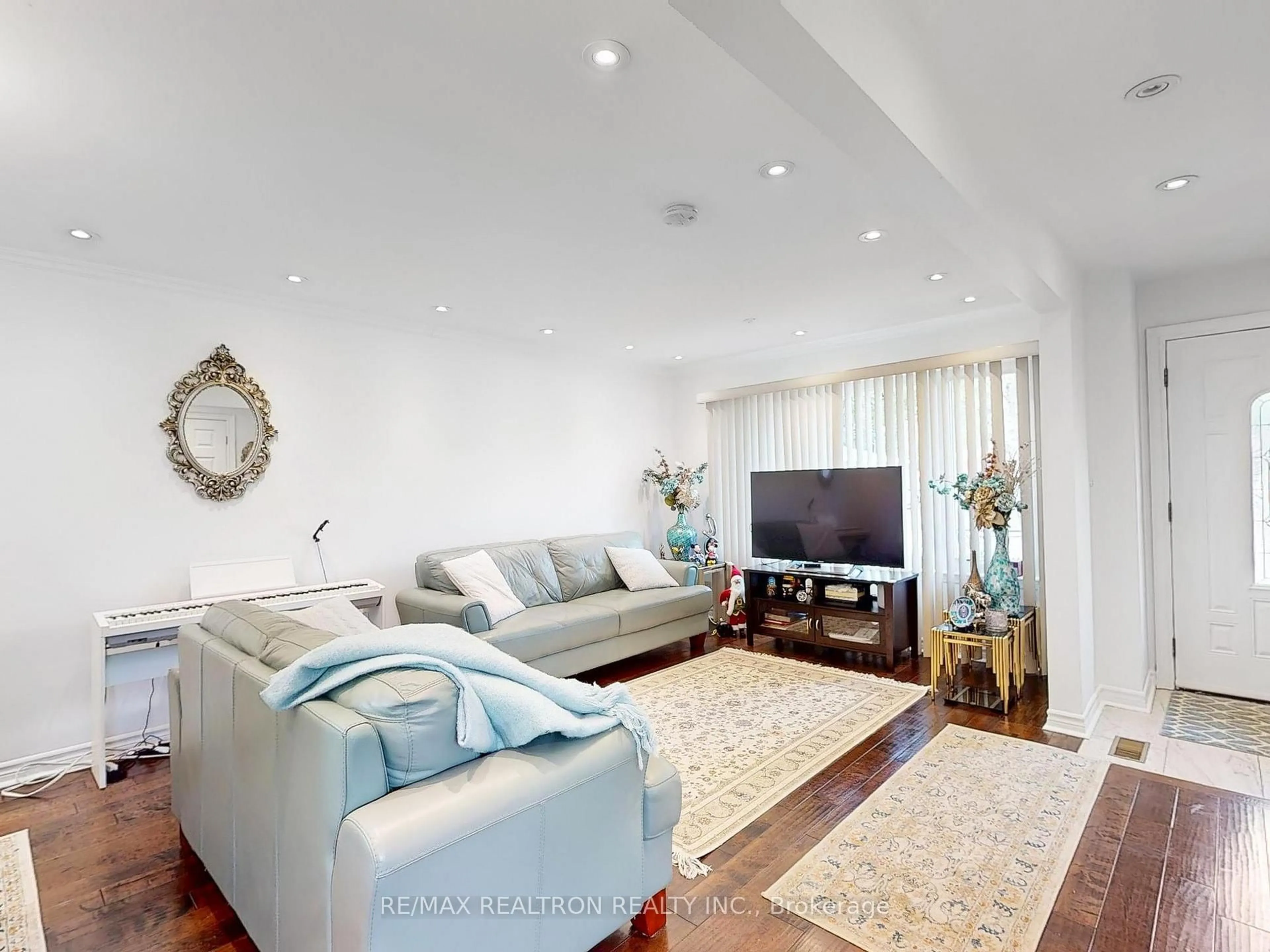 Living room with furniture, unknown for 242 Beechy Dr, Richmond Hill Ontario L4C 2X7