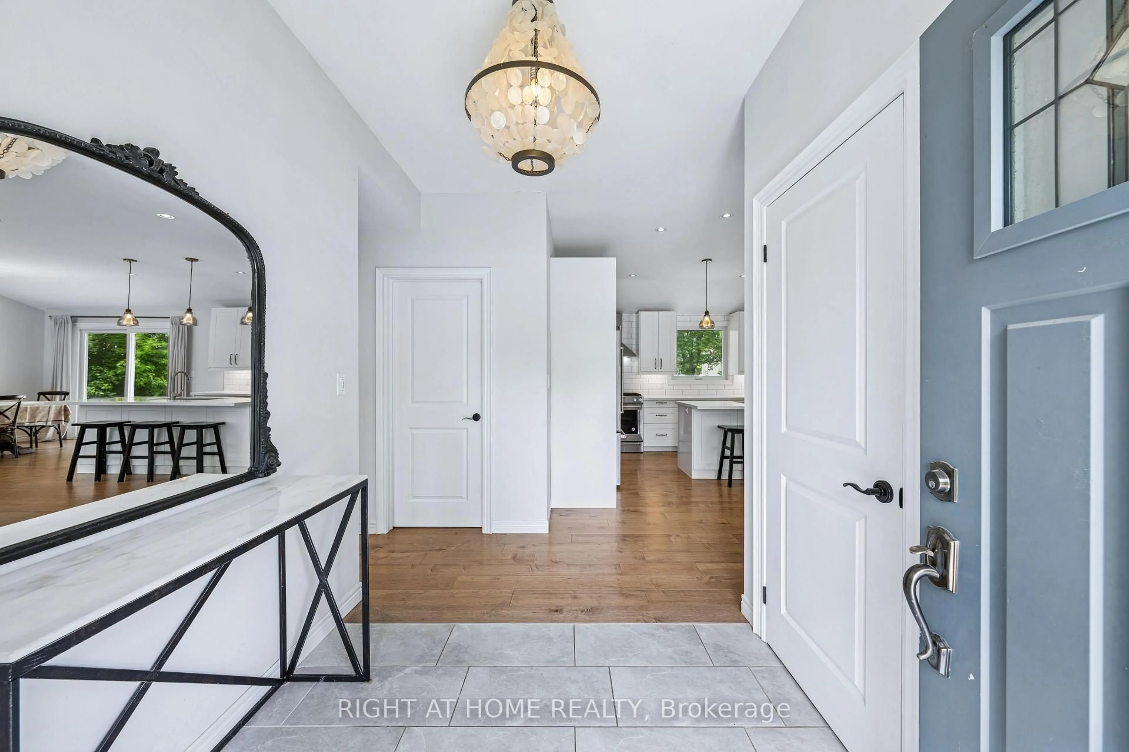 Indoor entryway for 1152 Birch Rd, Innisfil Ontario L0L 1R0